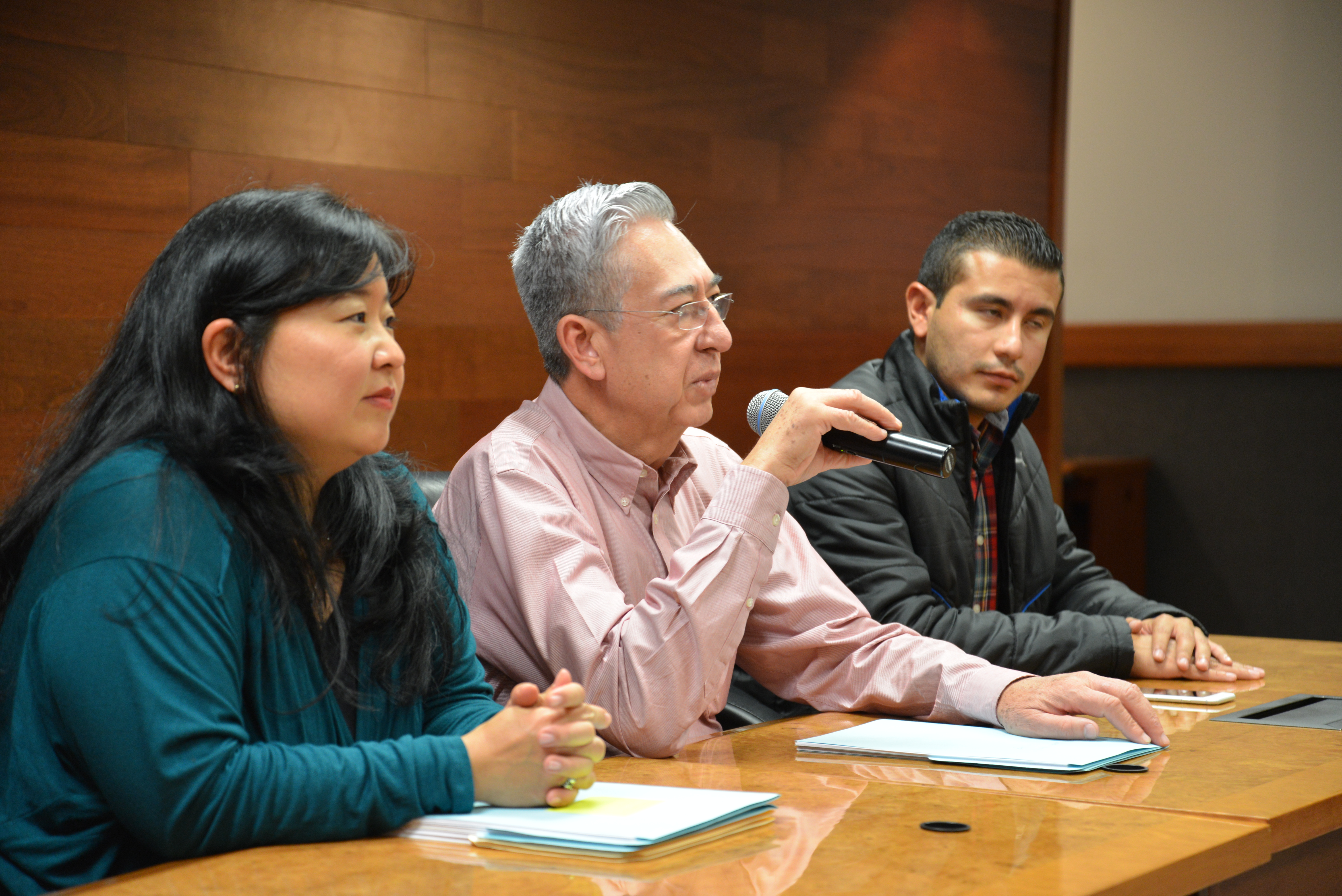 Dr Rogelio Zambrano ofreciendo discurso