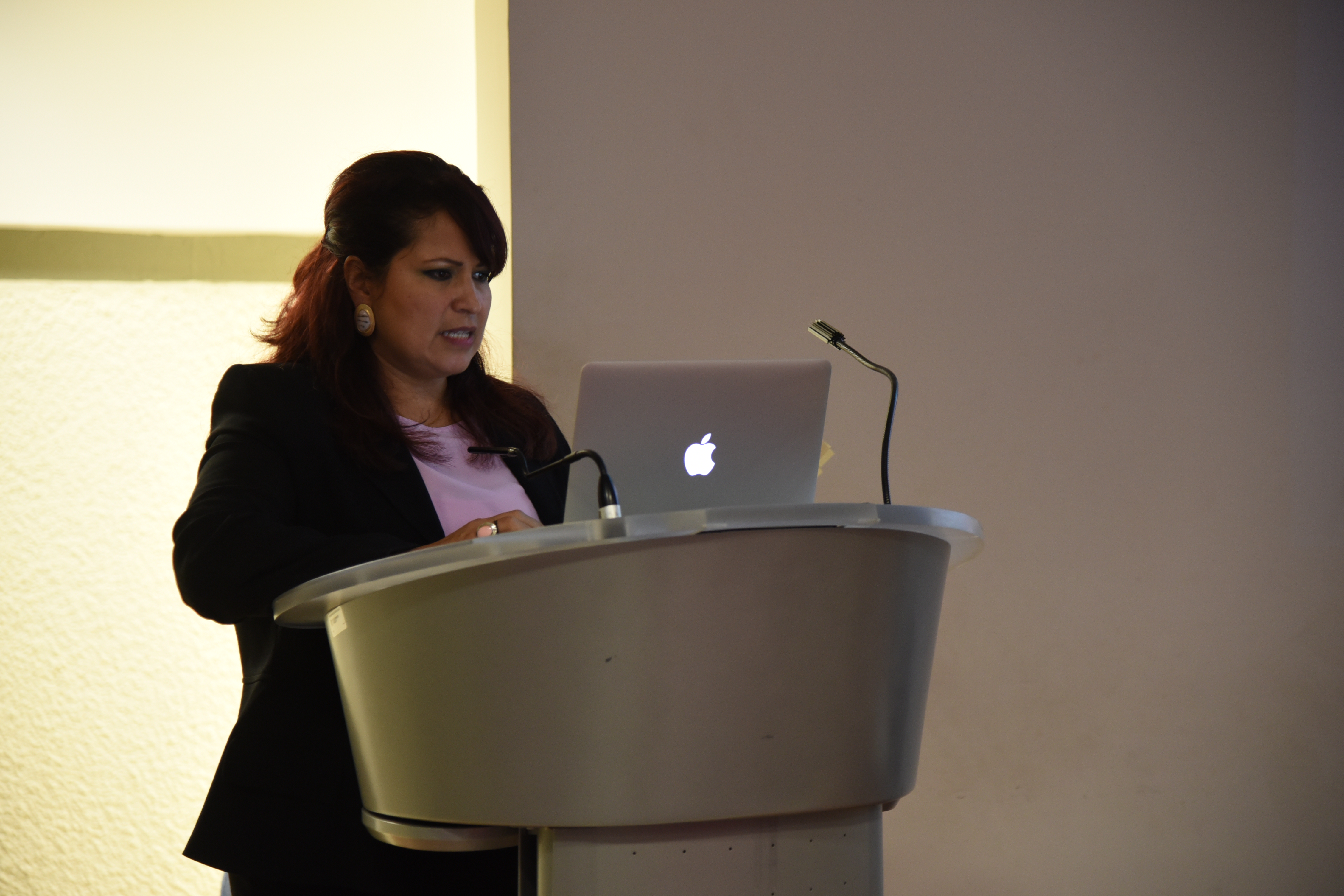 Dra. Rocío González Castañeda, dando mensaje en el podio