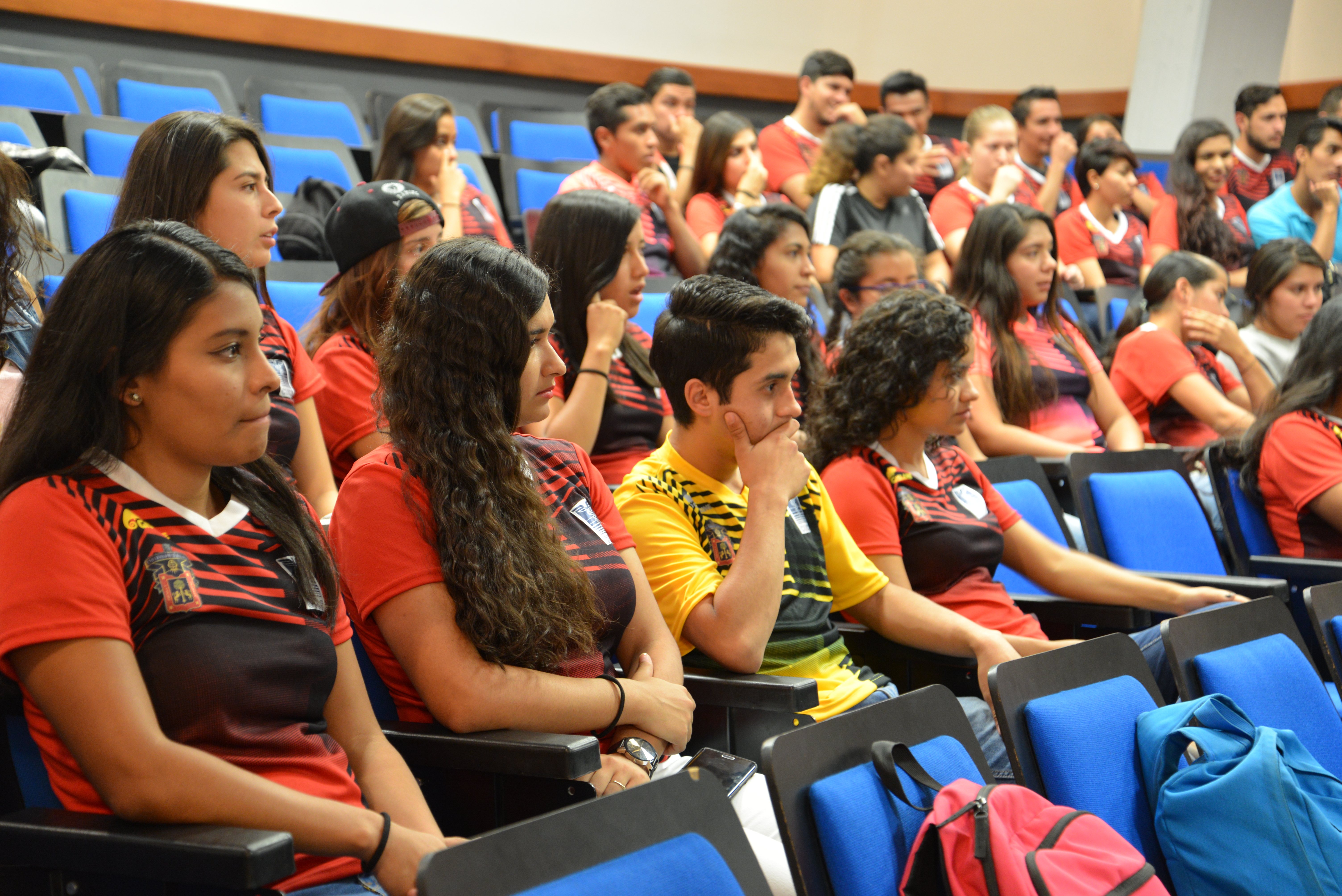 Alumnos deportistas del CUCS en Auditorio esperando sus reconocimientos