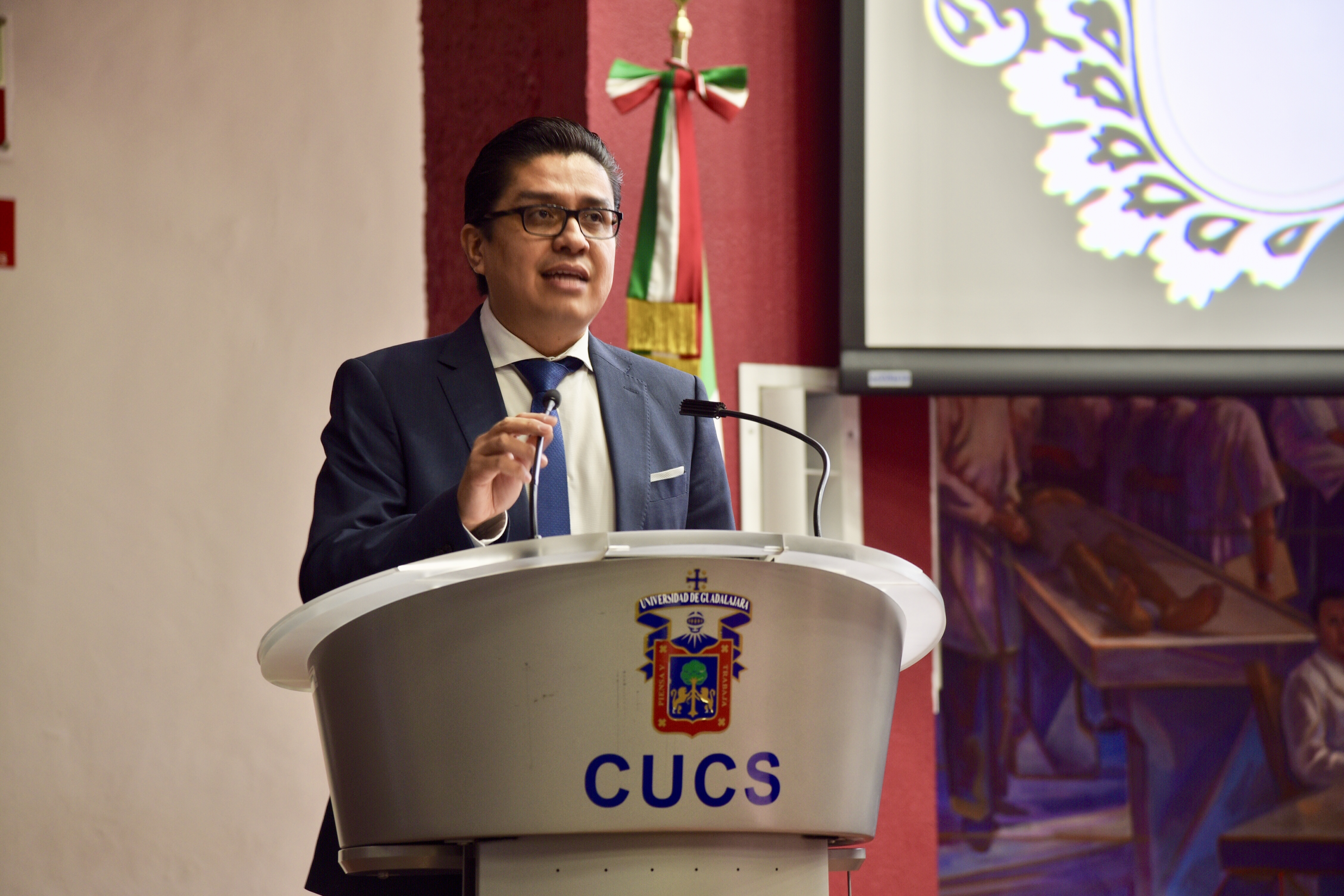 Rector CUCS dirigiendo mensaje a graduados