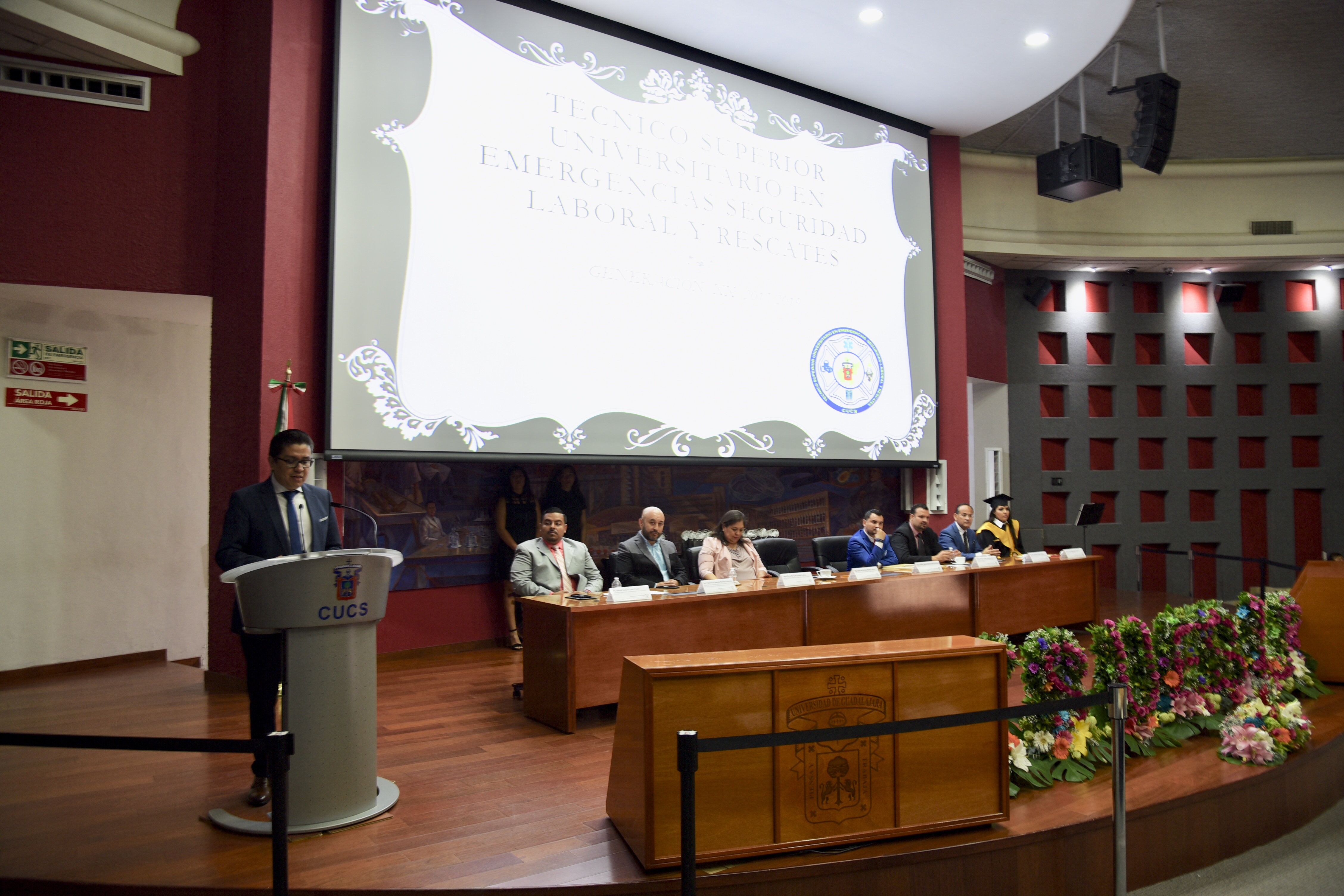 Miembros del presídium y rector del CUCS al podio