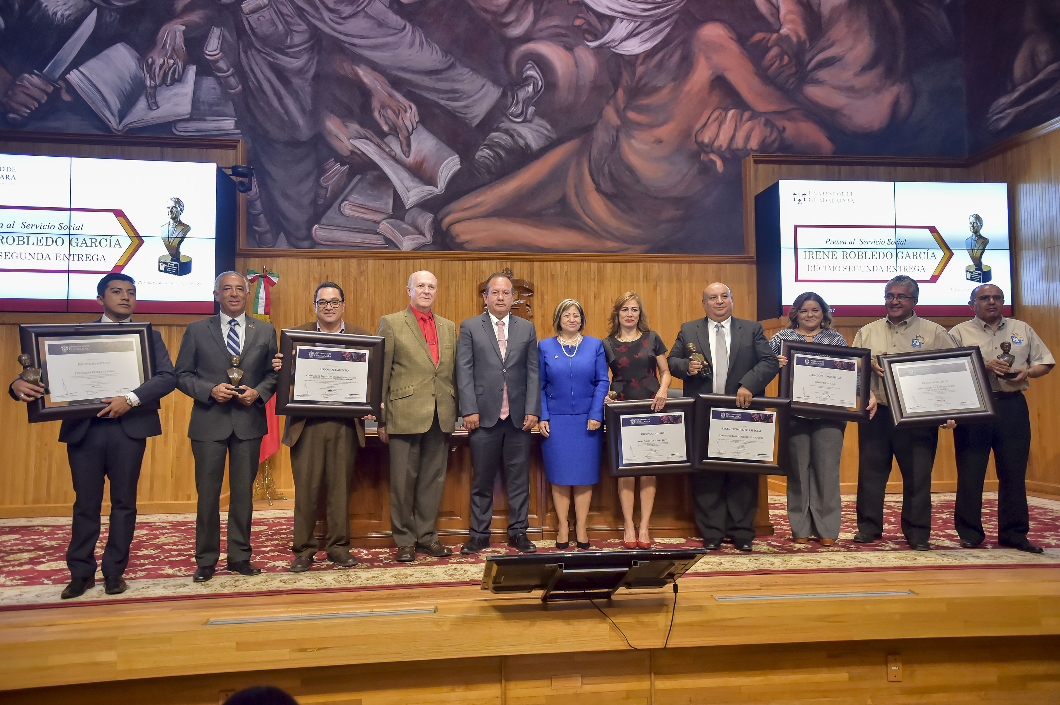 Galardonados con la Presea Irene Robledo García y autoridades universitarias