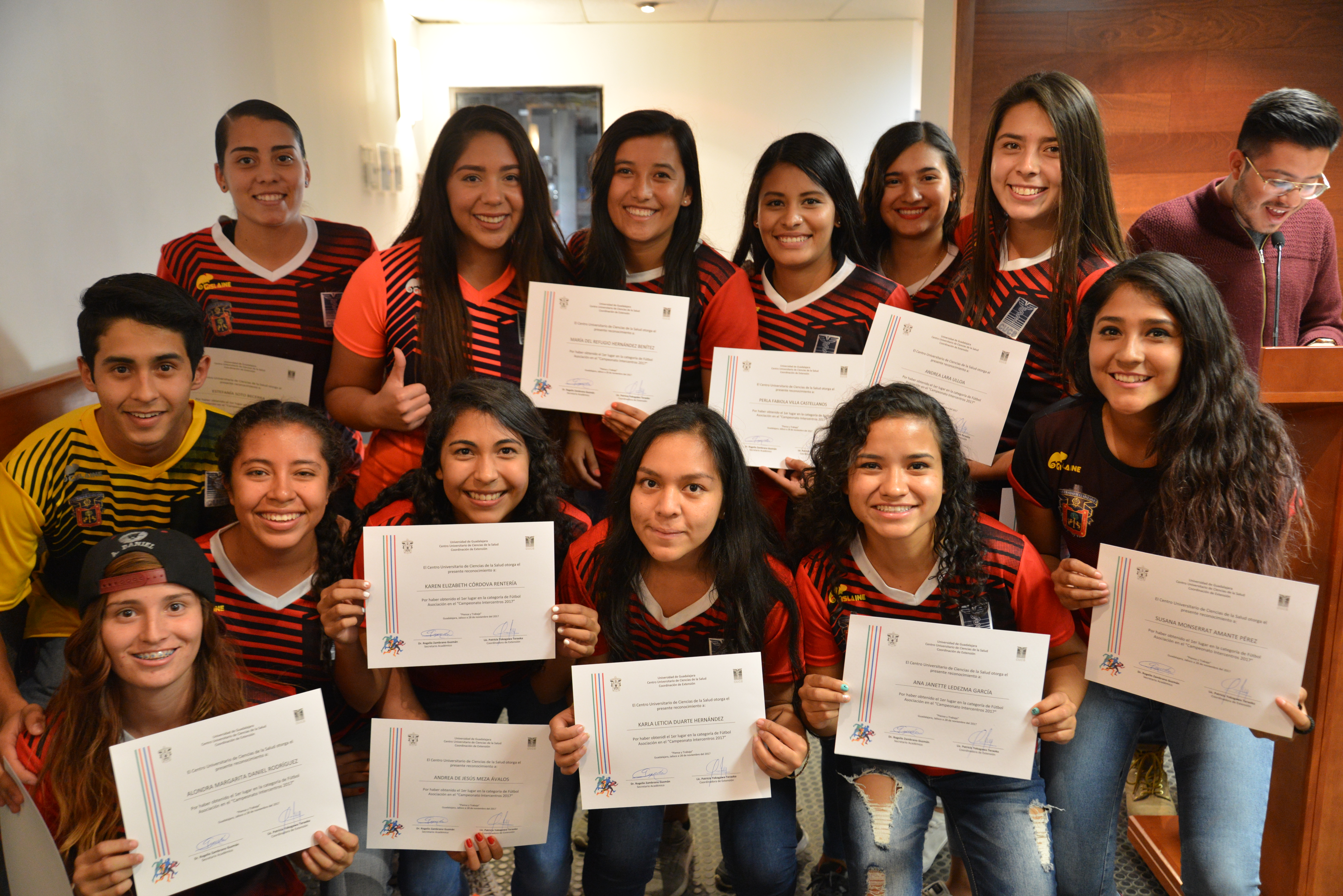 Equipo femenil de estudiantes deportistas del CUCS
