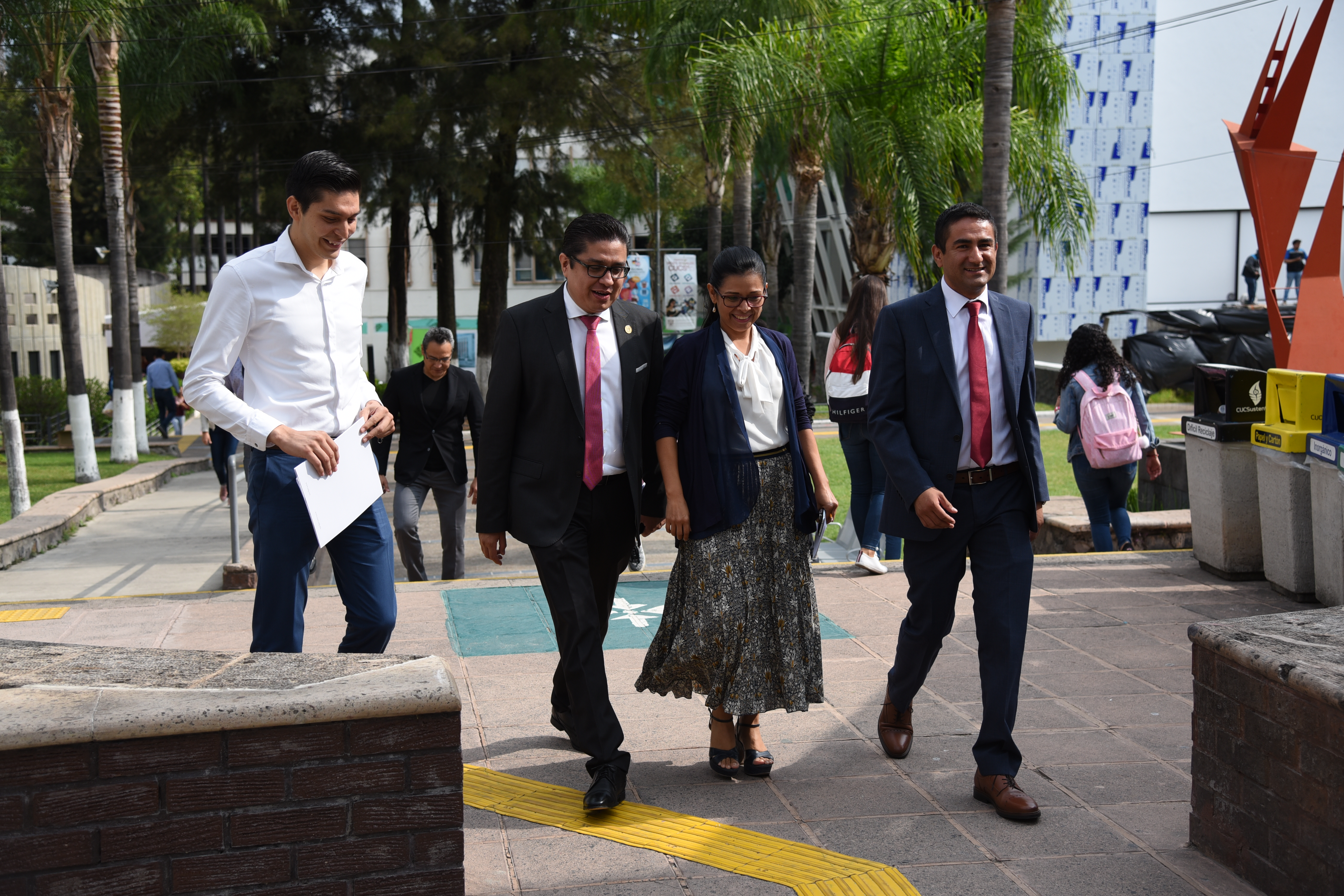 Inicio del recorrido de autoridades con la evaluadora por el CUCS 