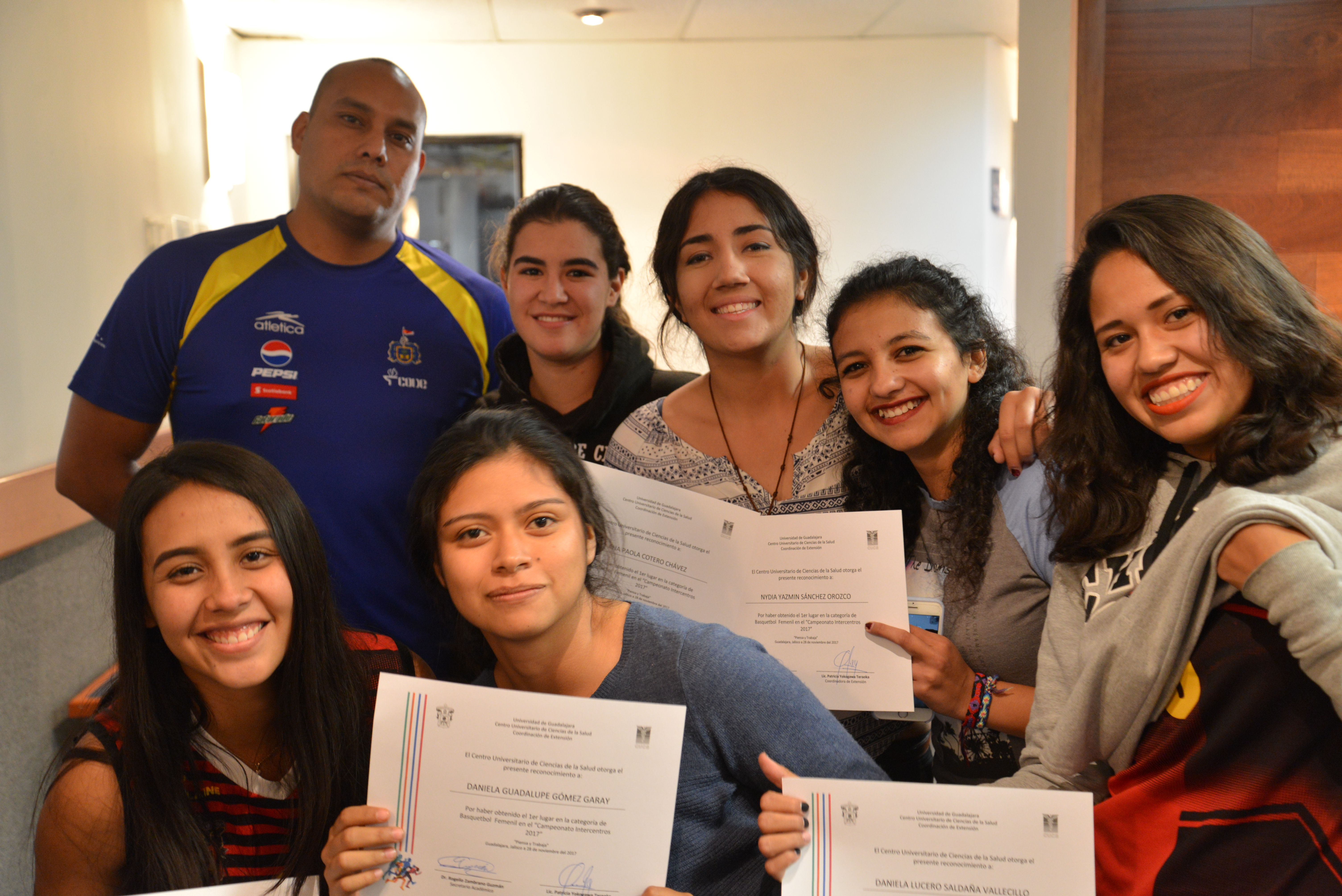 Equipo de estudiantes deportistas del CUCS