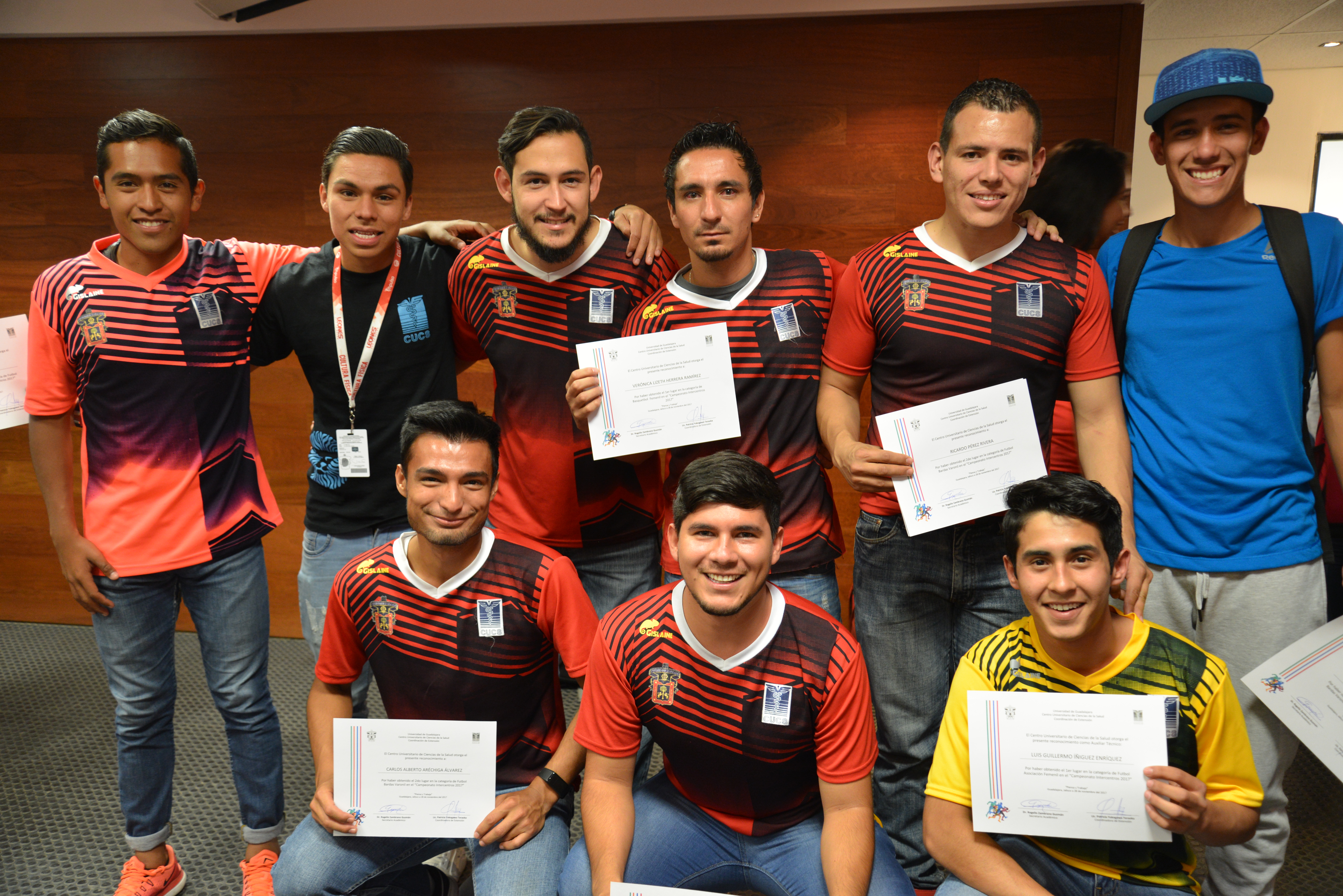Equipo de estudiantes deportistas del CUCS