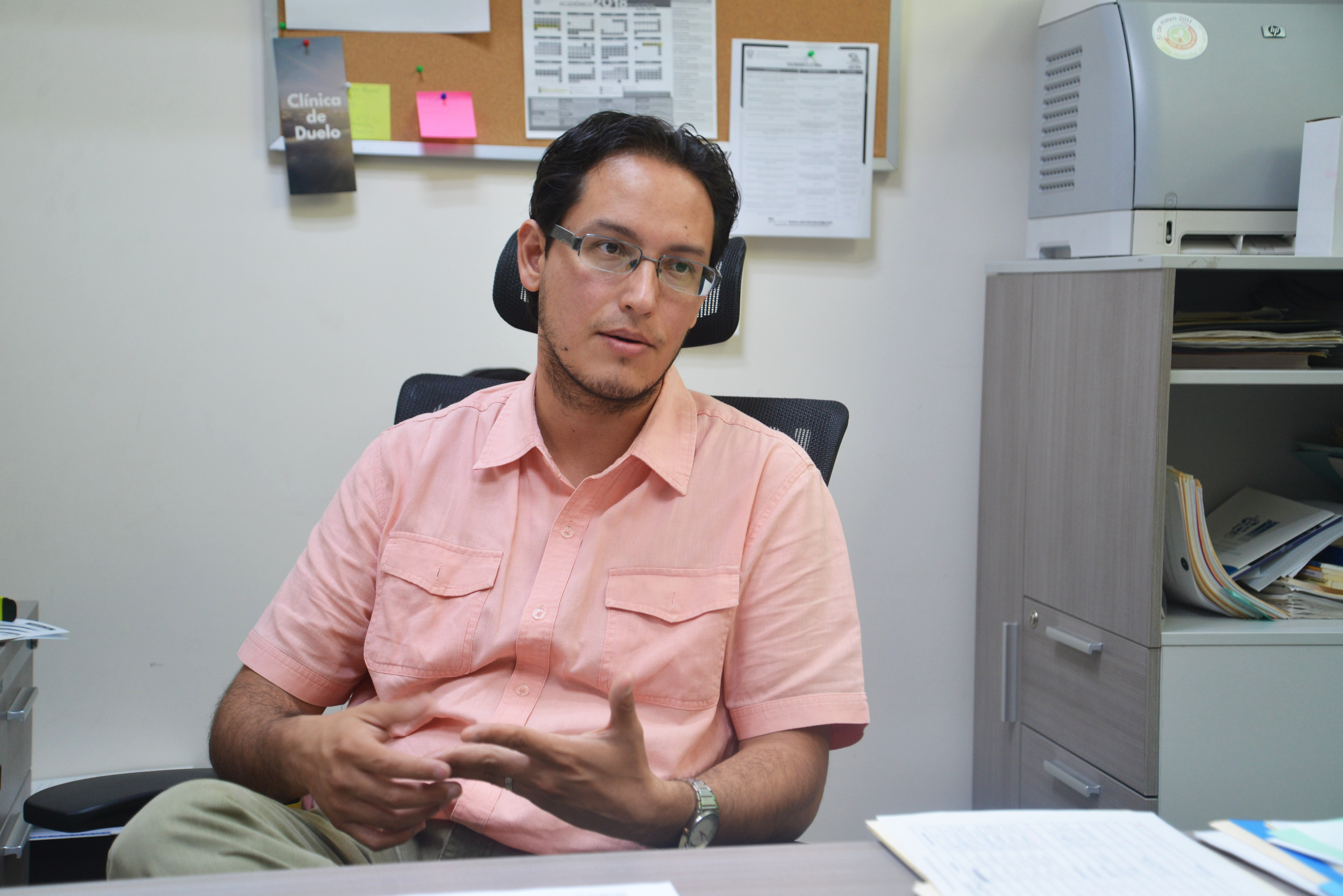 Mtro Aaron González en entrevista