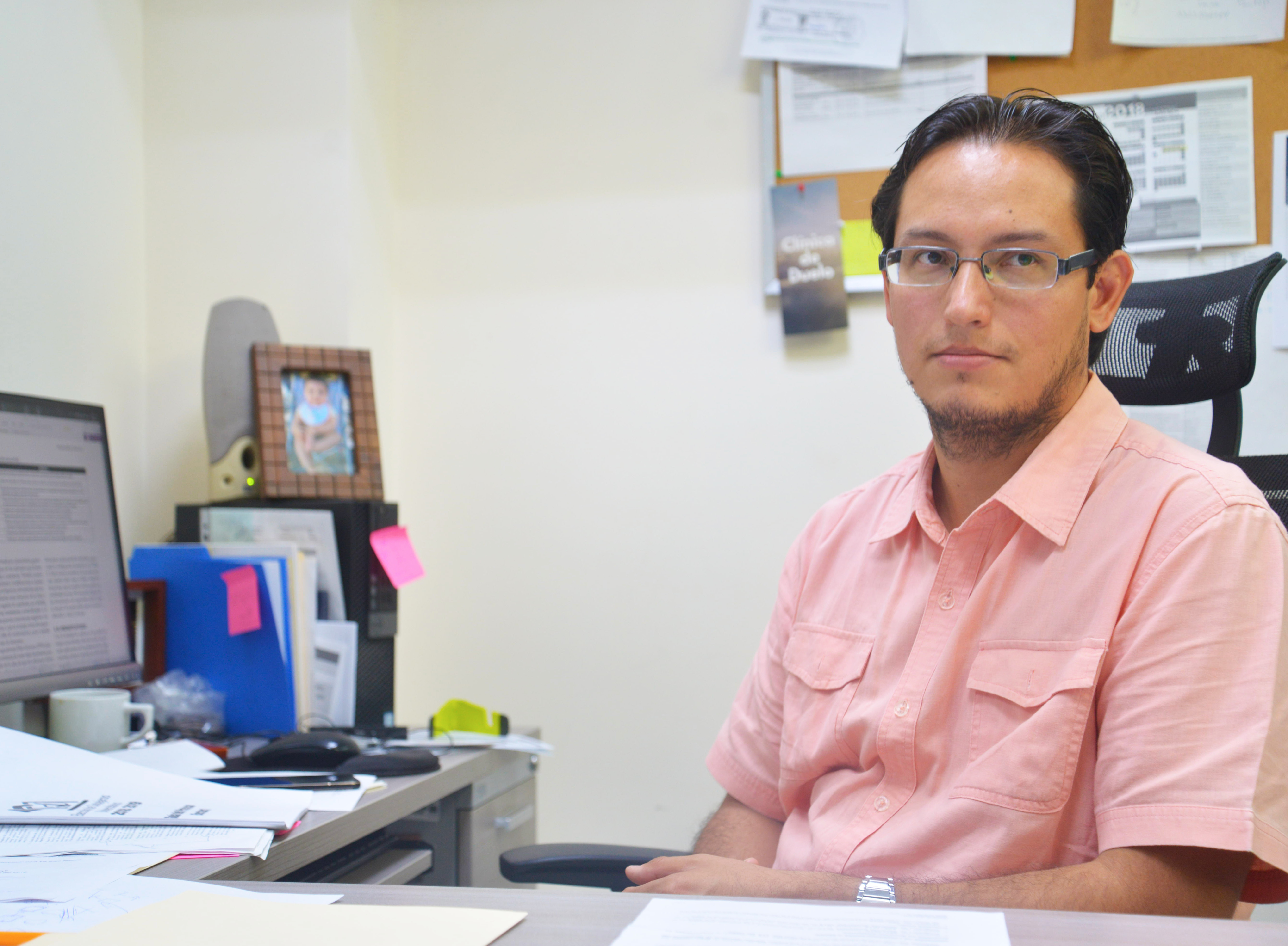 Mtro Aarón González en entrevsita