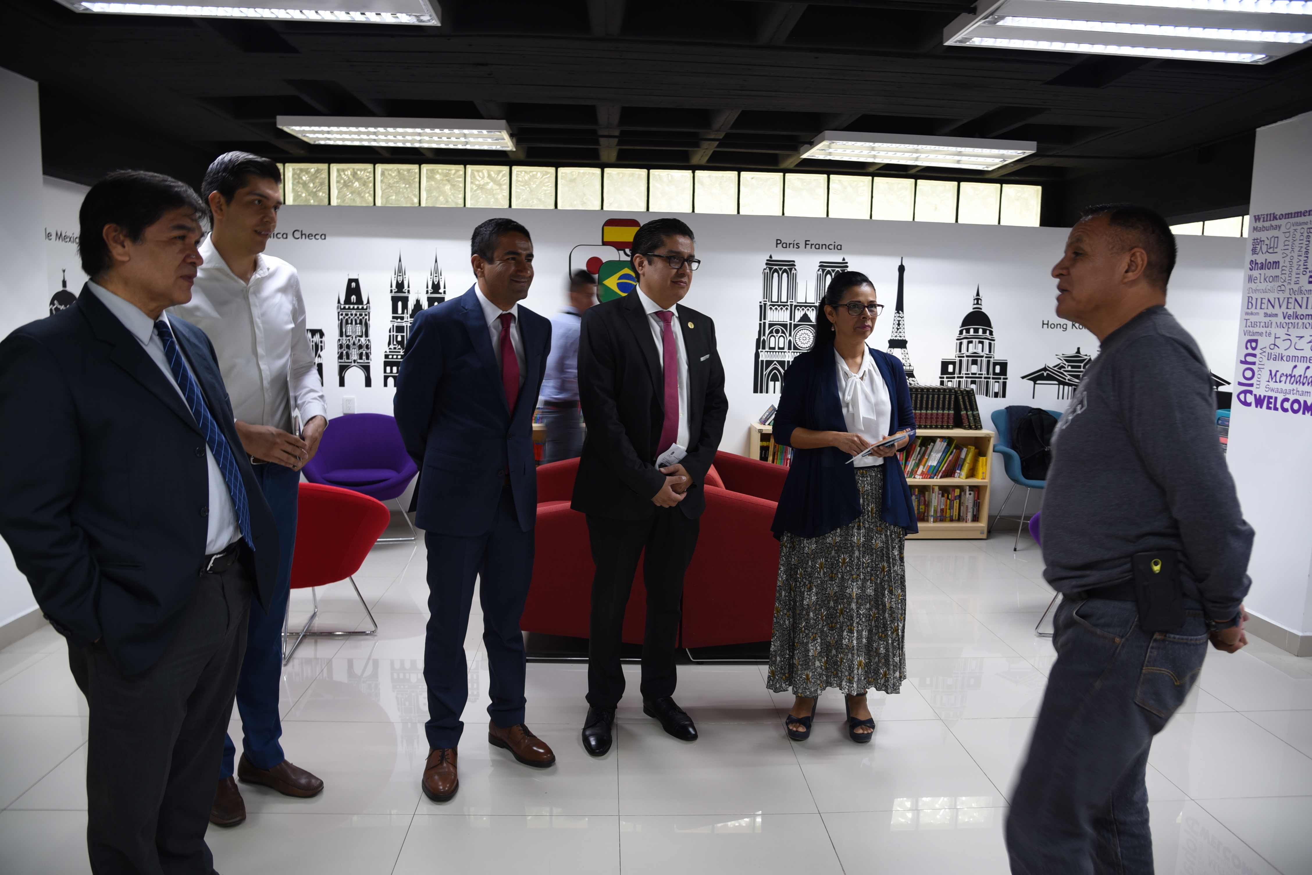 Visita de la comitiva por el Global Learning Center