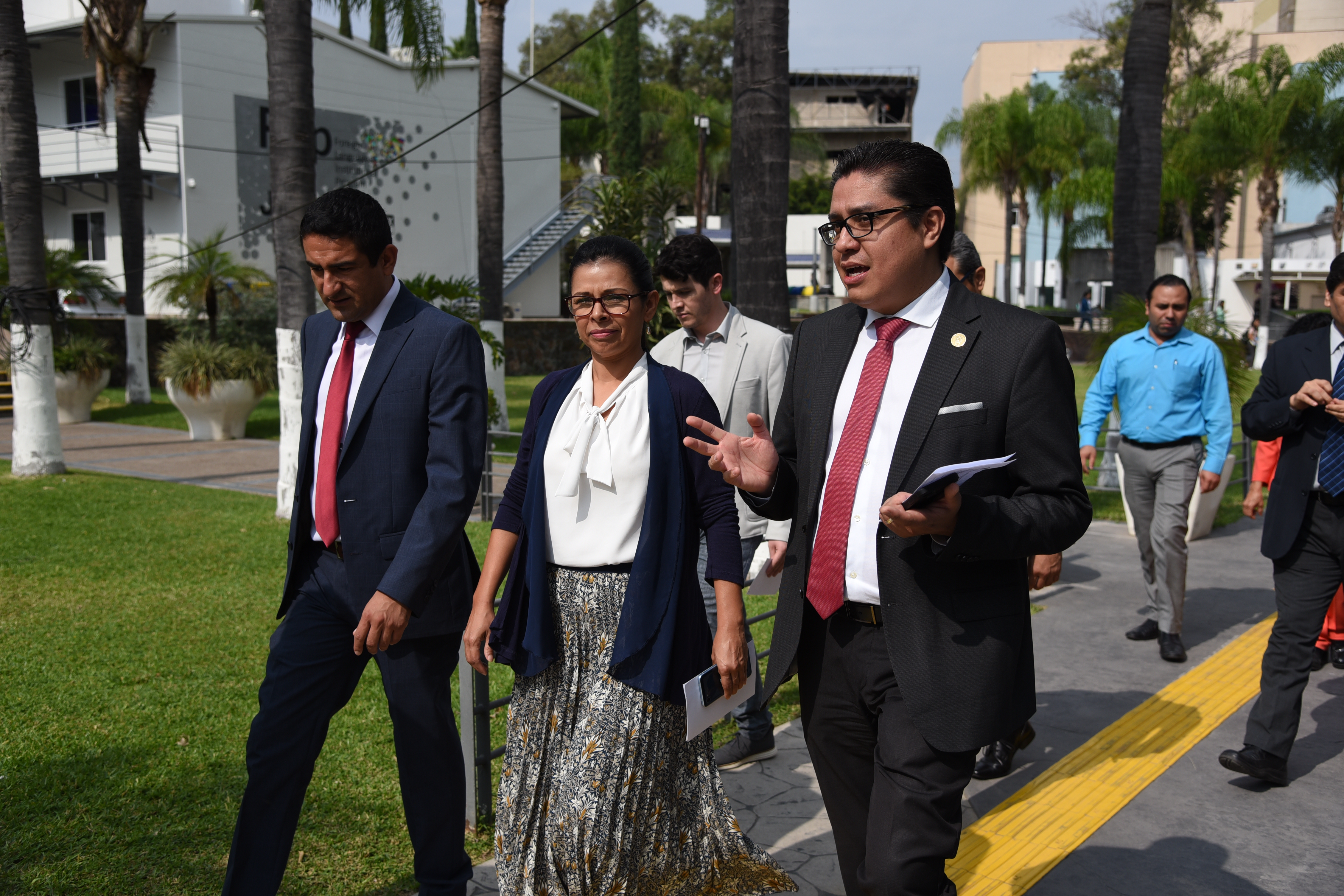 Comitiva en trayecto por los pasillos al exterior de Rectoría