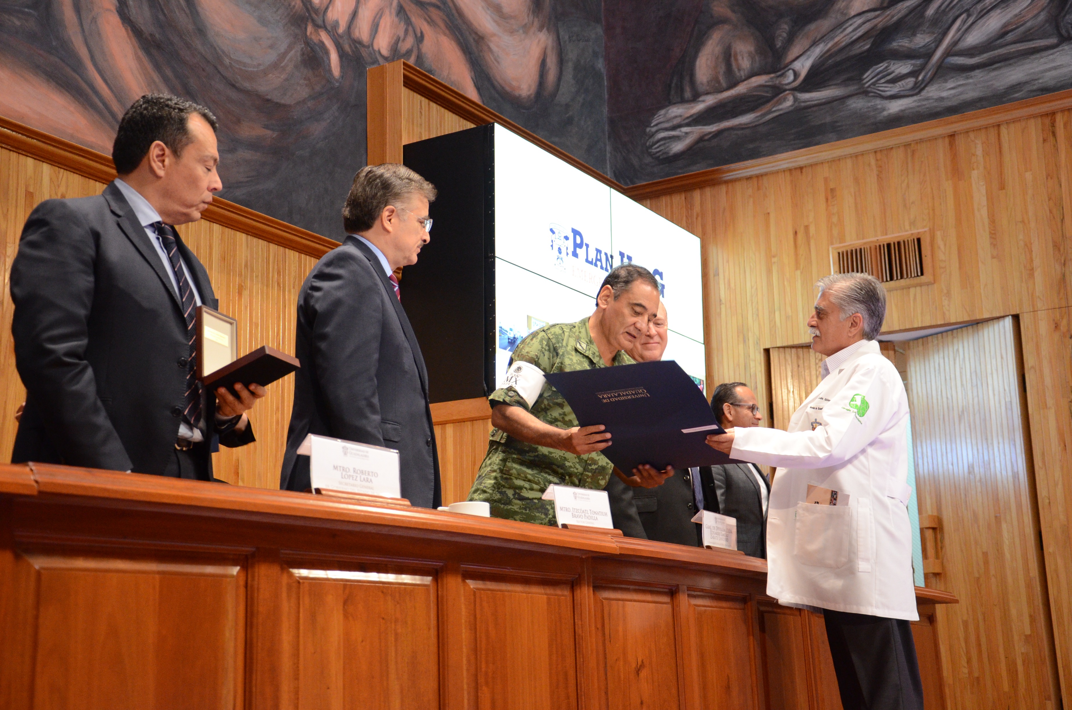Autoridades de la UdeG entregan reconocimiento a médico del CUCS por acudir en brigada a auxiliar a los damnificados por los sismos