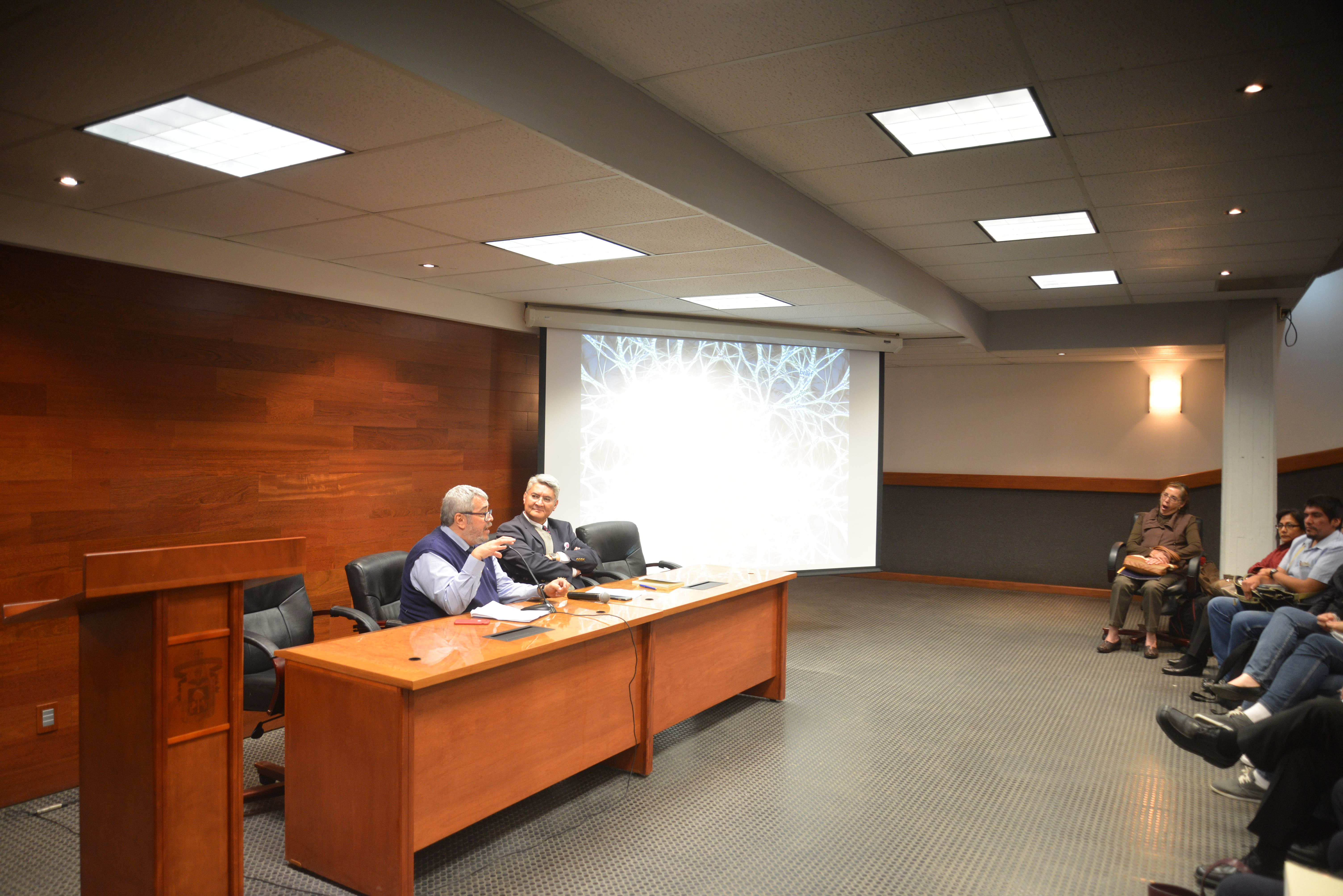 Dr. Miguel Ángel Macías y el Dr. Rodrigo Ramos Zúñiga en el presídium