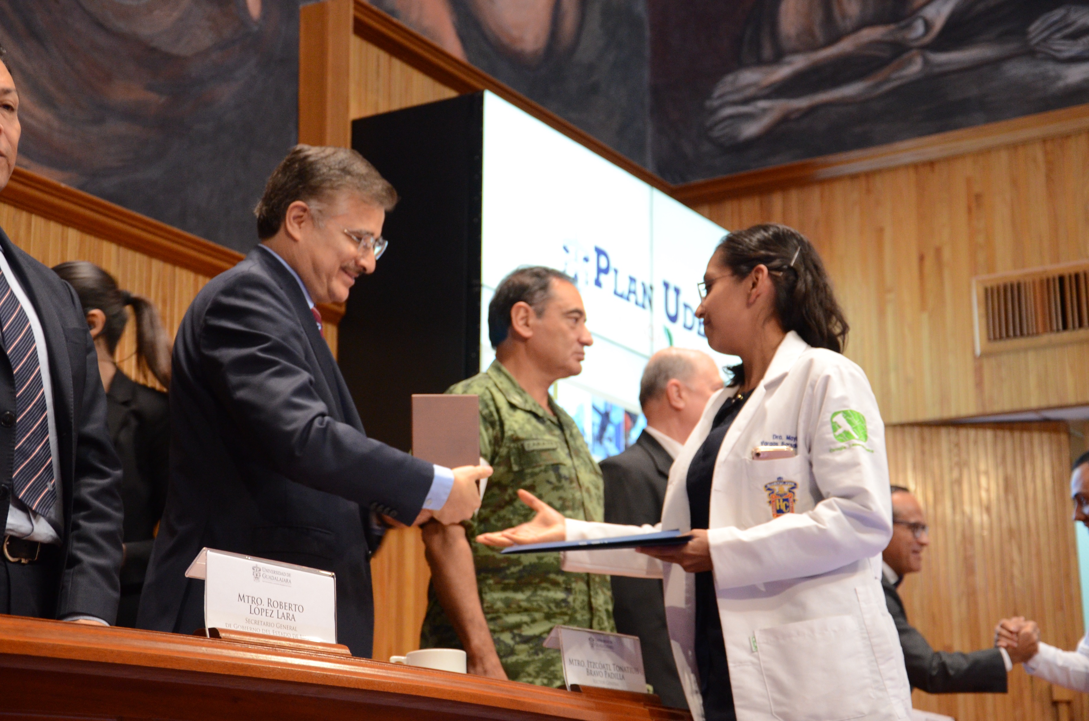Rector General entrega reconocimiento a doctora del CUCS