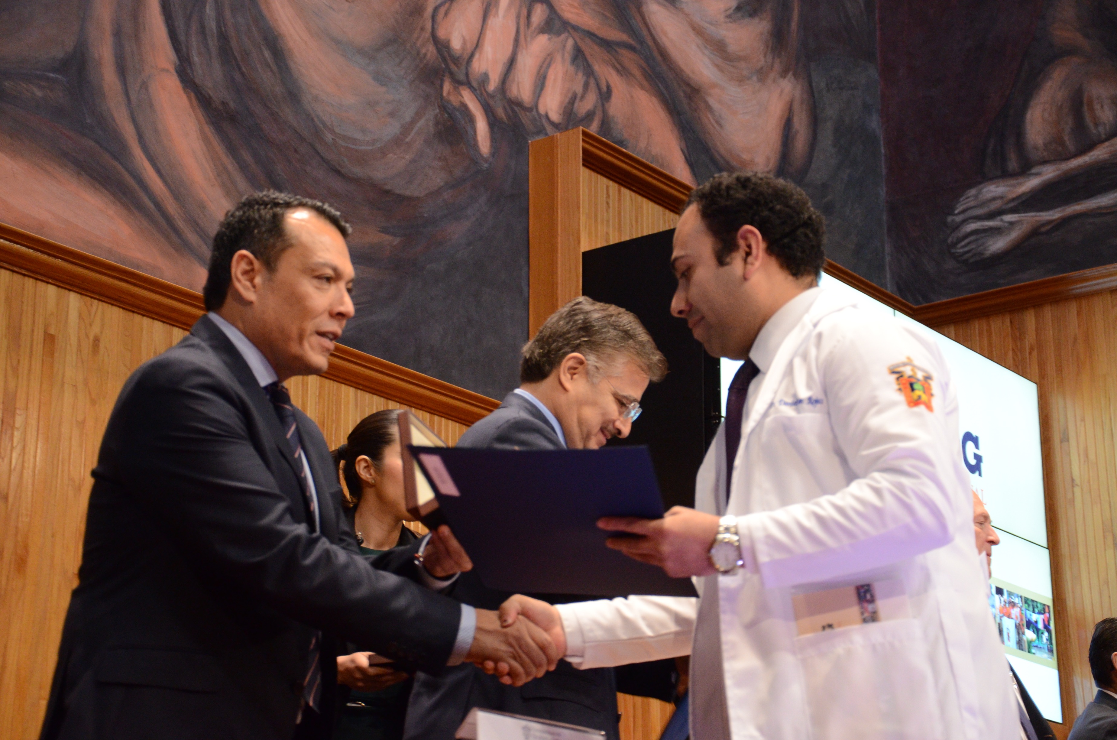 Secretario General de Gobierno entrega reconocimiento a médico del CUCS