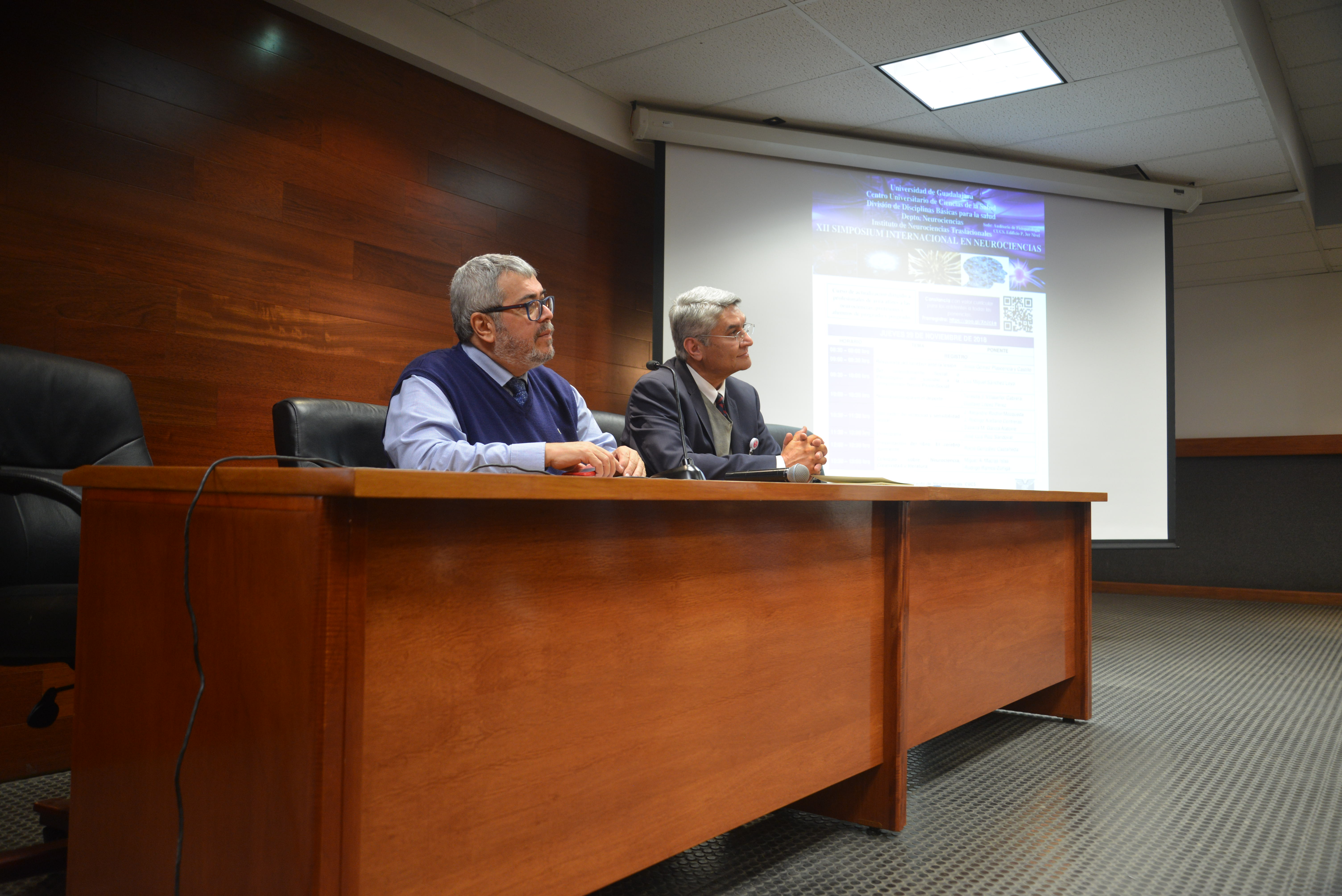 Dr. Miguel Ángel Macías y el Dr. Rodrigo Ramos Zúñiga en el presídium