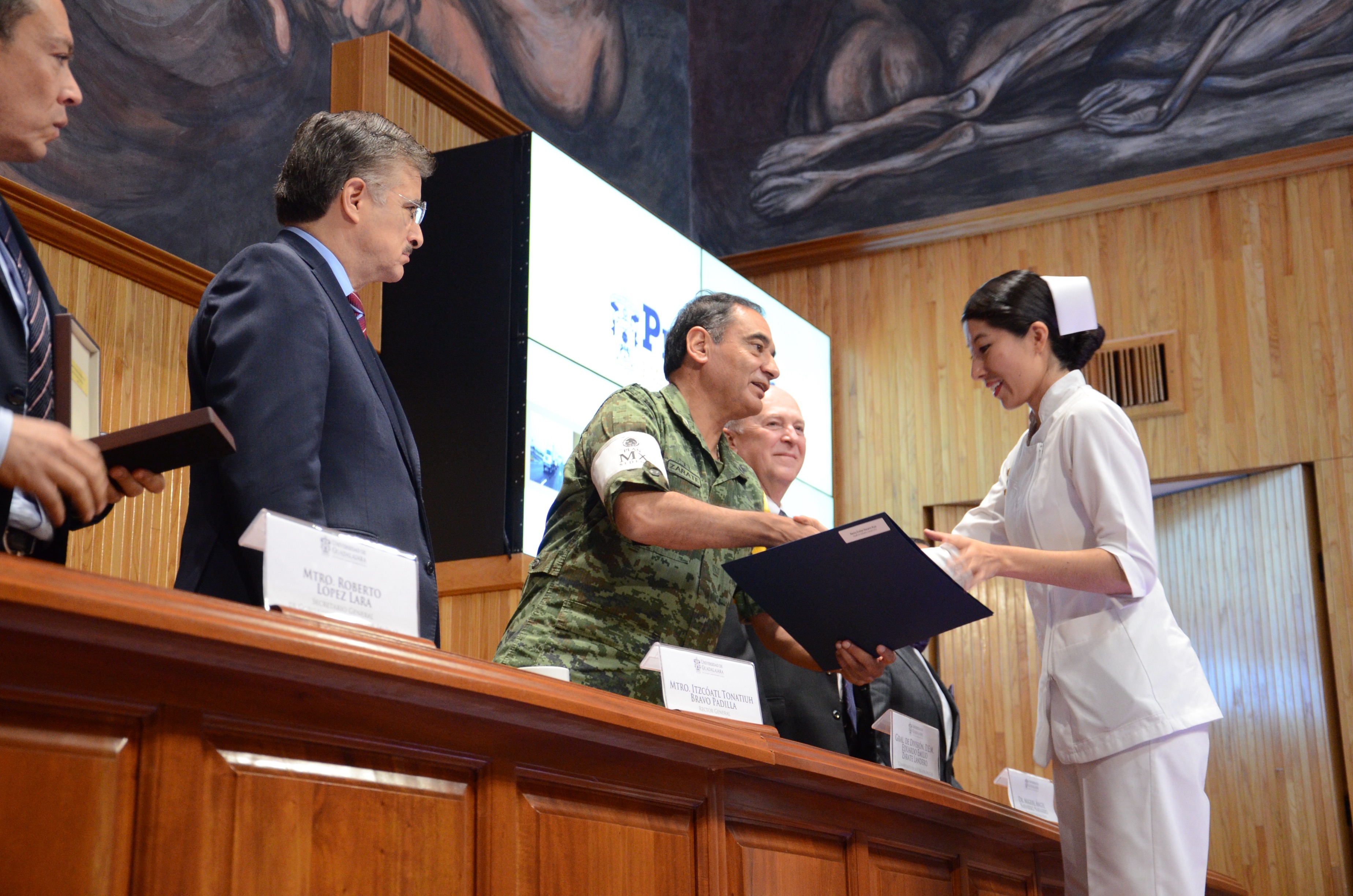 General de División Diplomado de Estado Mayor, Eduardo Emilio Zárate Landero entrega reconocimiento a enfermera del CUCS