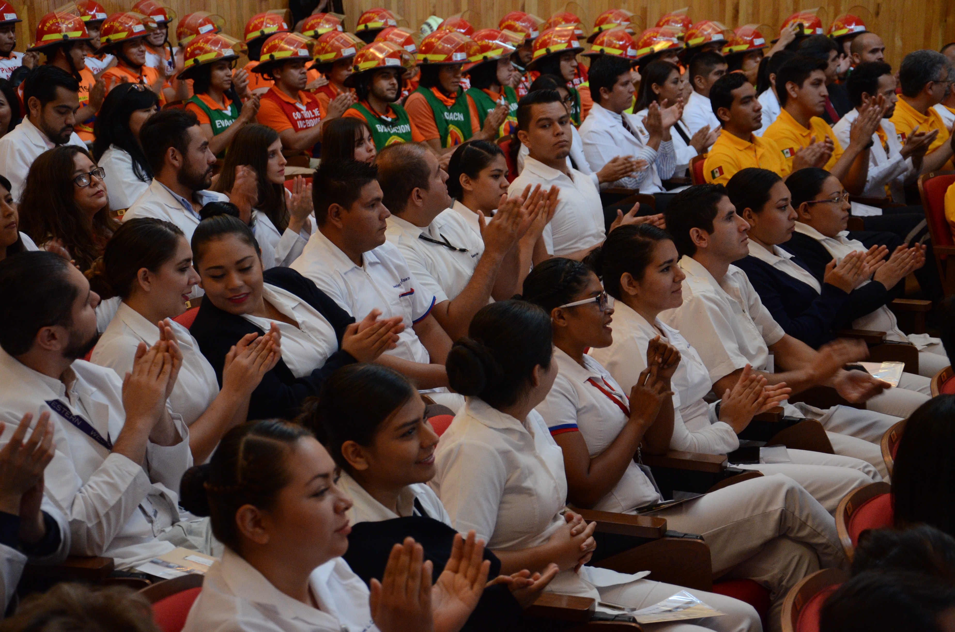 Bigadistas del CUCS en el Paraninfo Enrique Díaz de León durante la entrega de reconocimientos a brigadistas