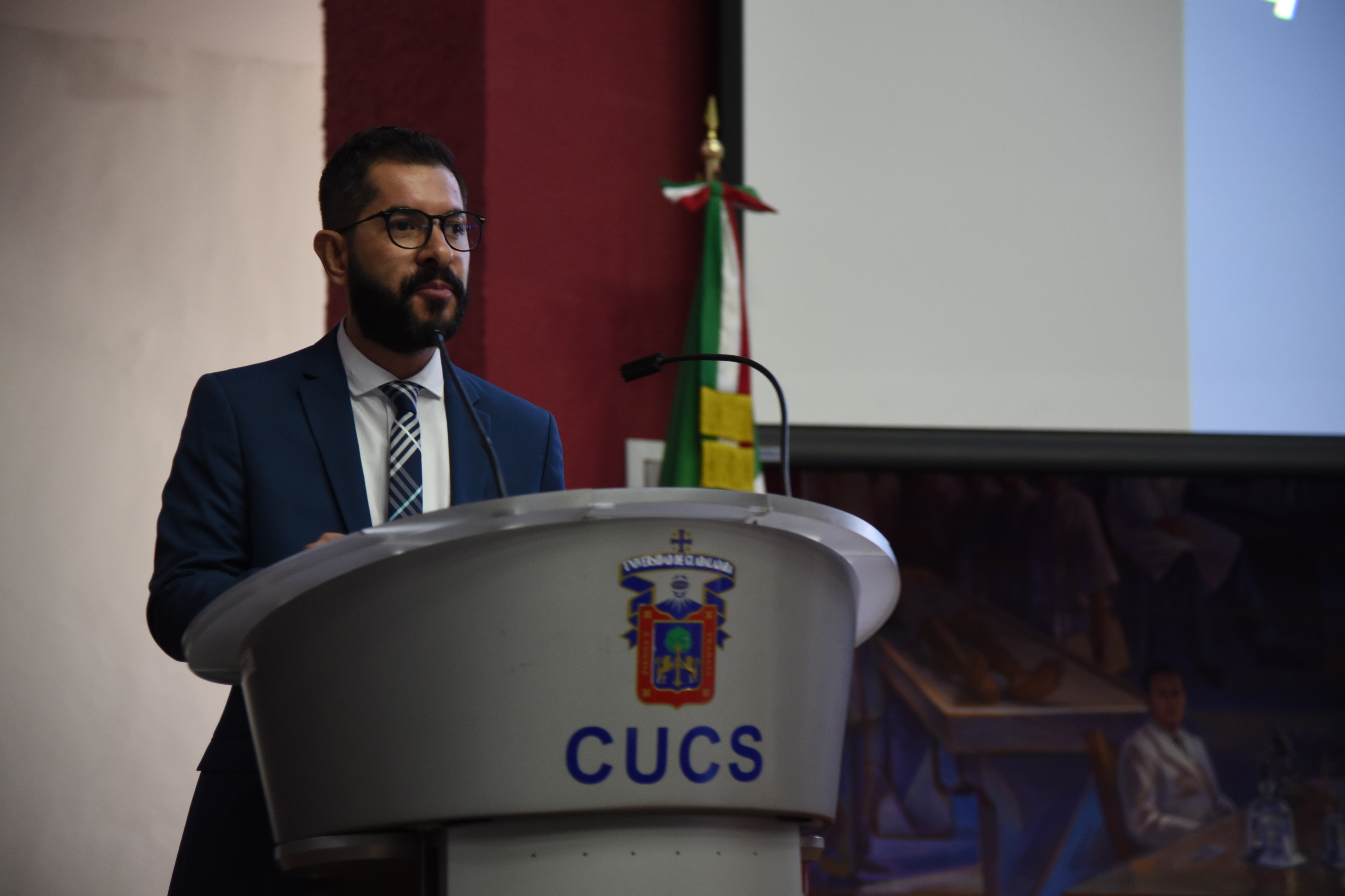 Dr. Juan Ramón Gómez ofreciendo palabras iniciales