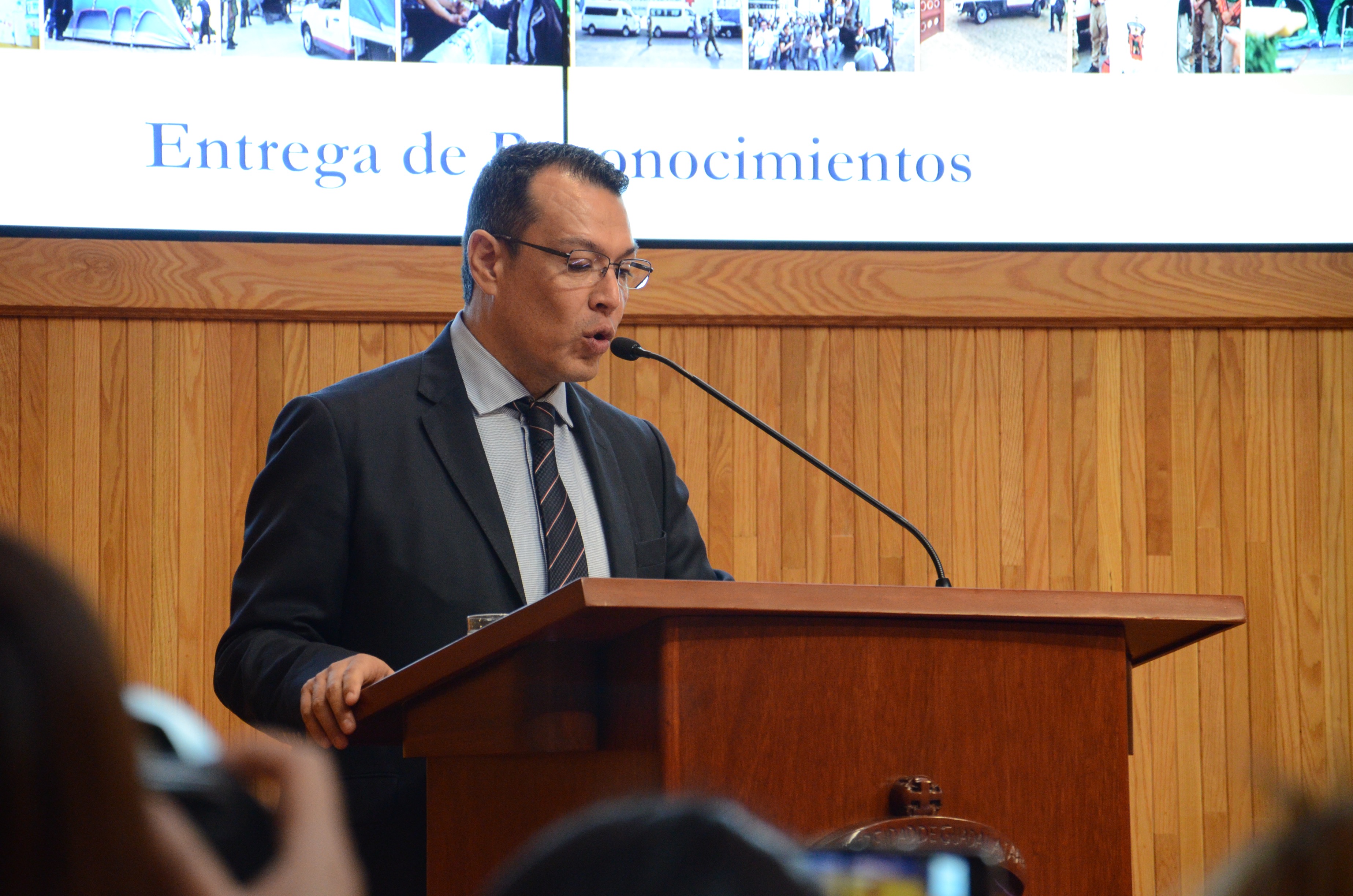 Secretario General de Gobierno ofreciendo un discurso de reconocimiento a brigadistas de la UdeG