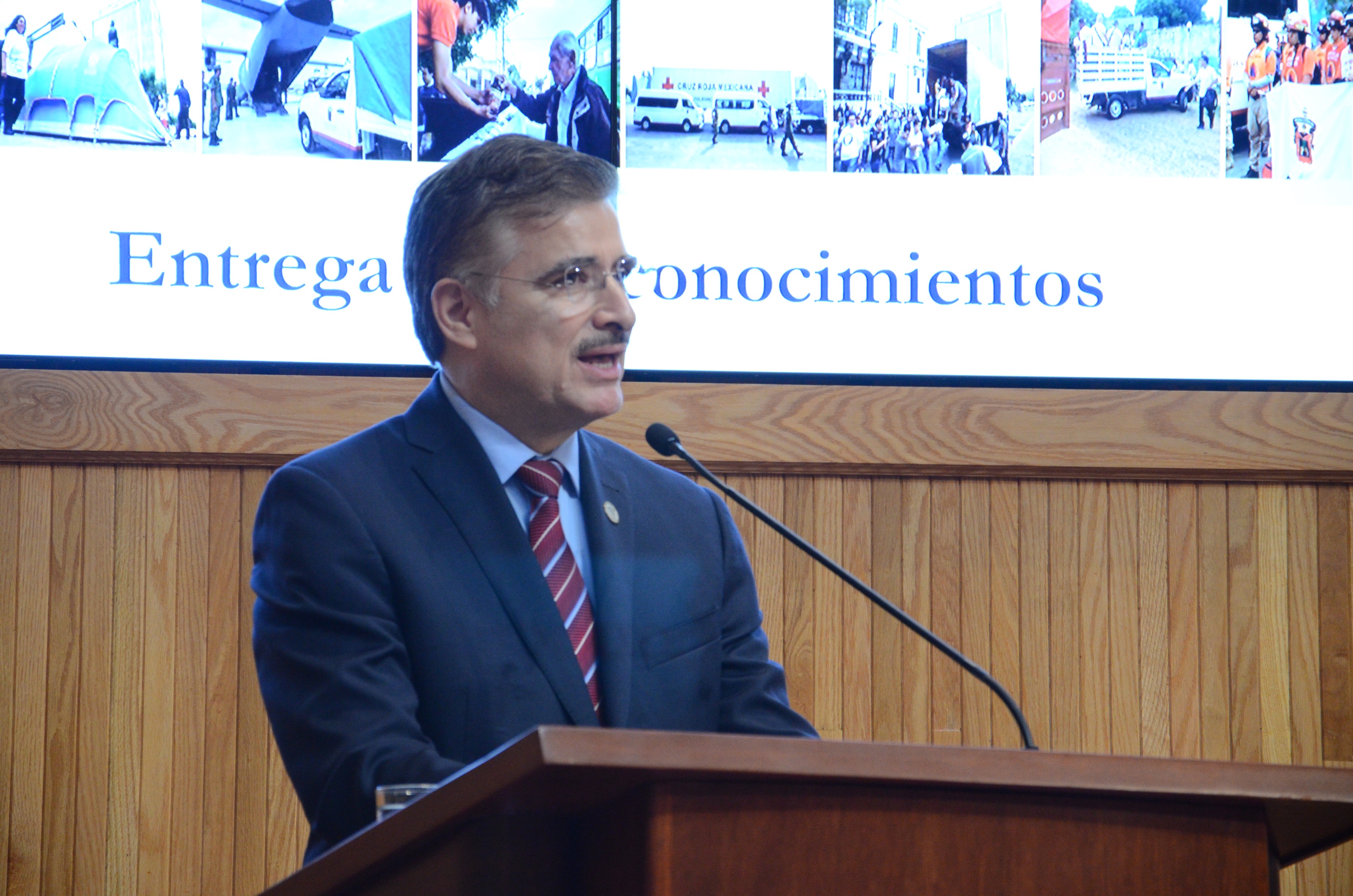Rector General ofreciendo un discurso de agradecimiento a brigadistas 