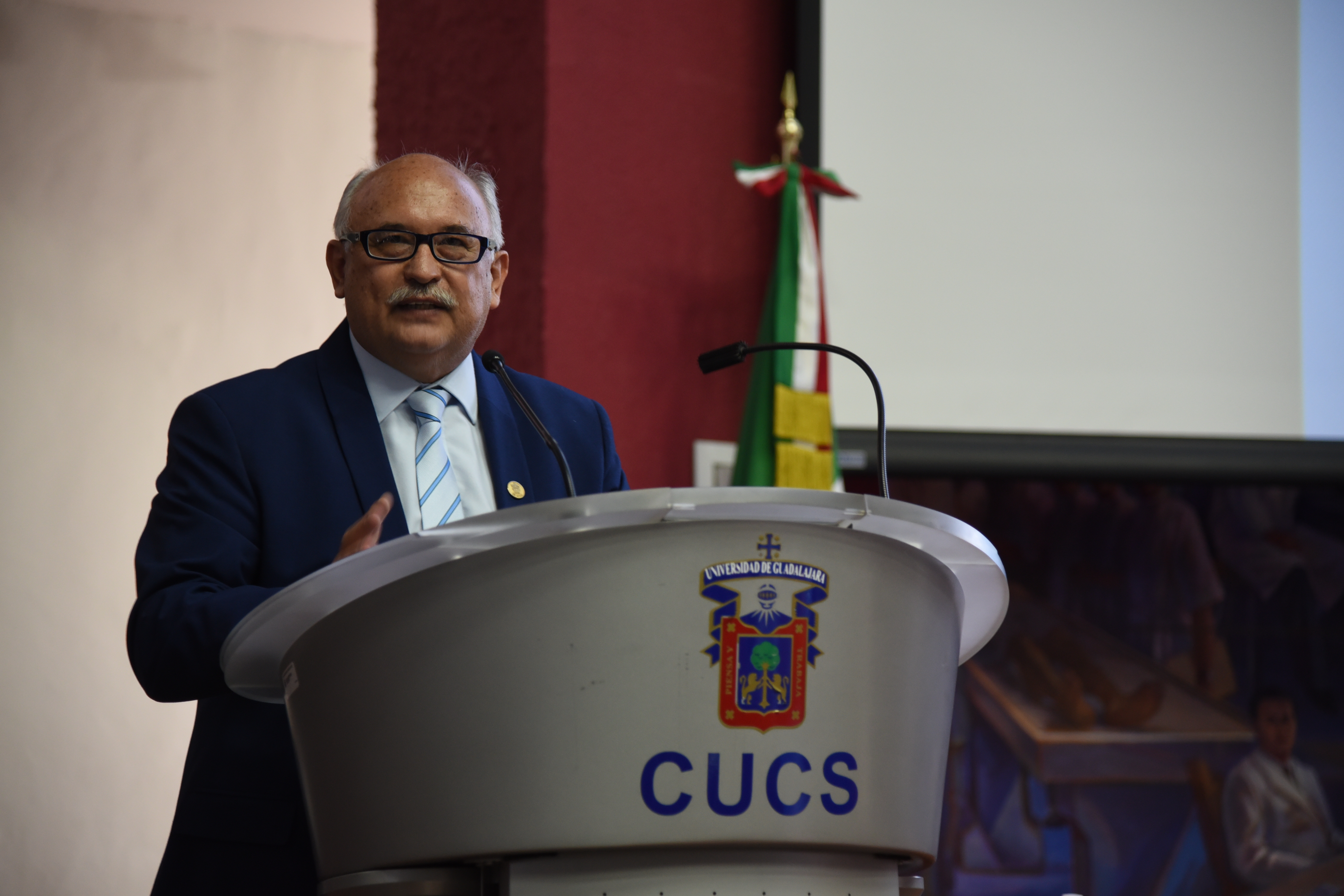 Dr. Francisco Soto, dando palabras de bienvenida