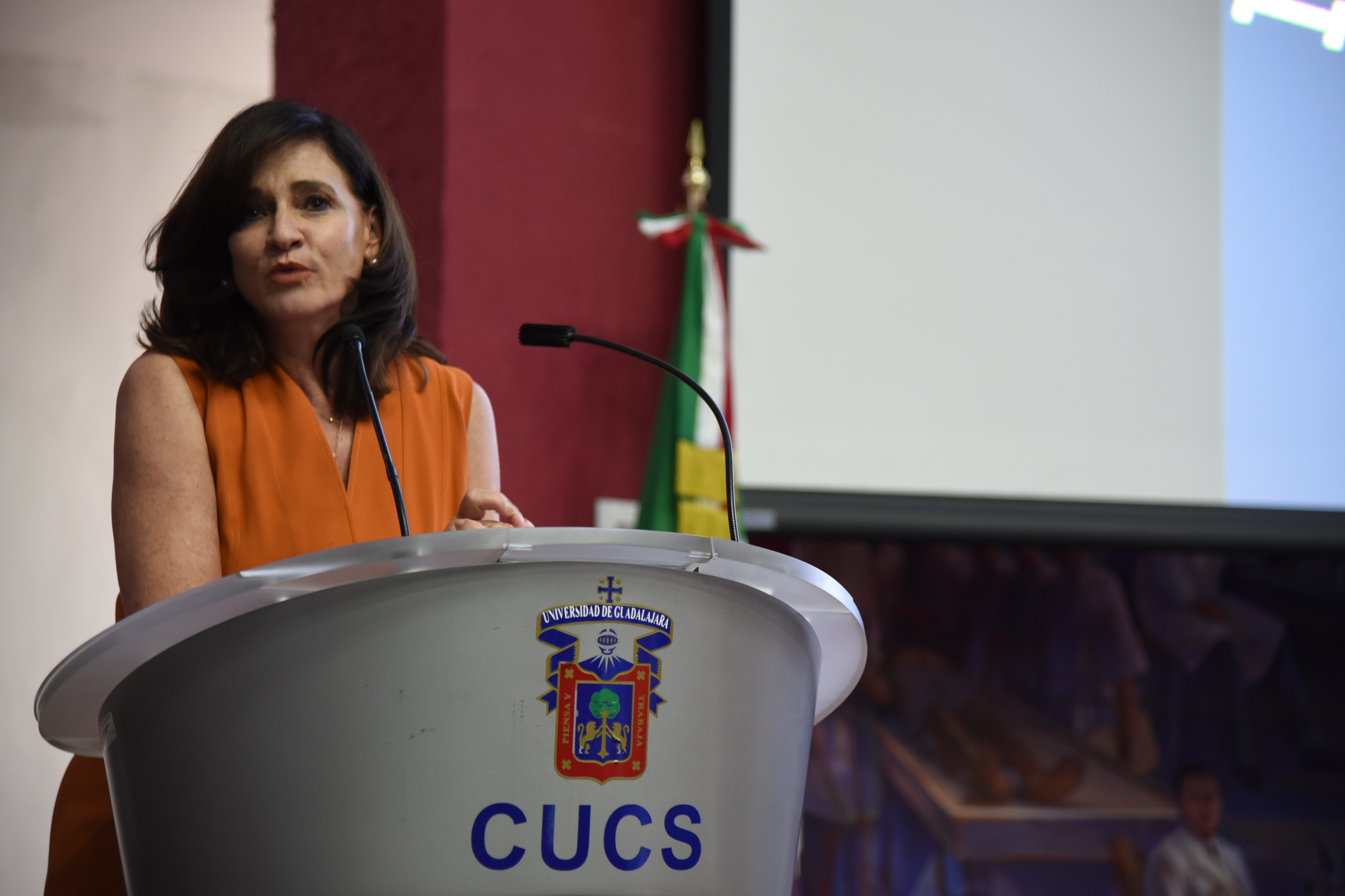 Dra. Saralyn López Taylor dando mensaje inaugural