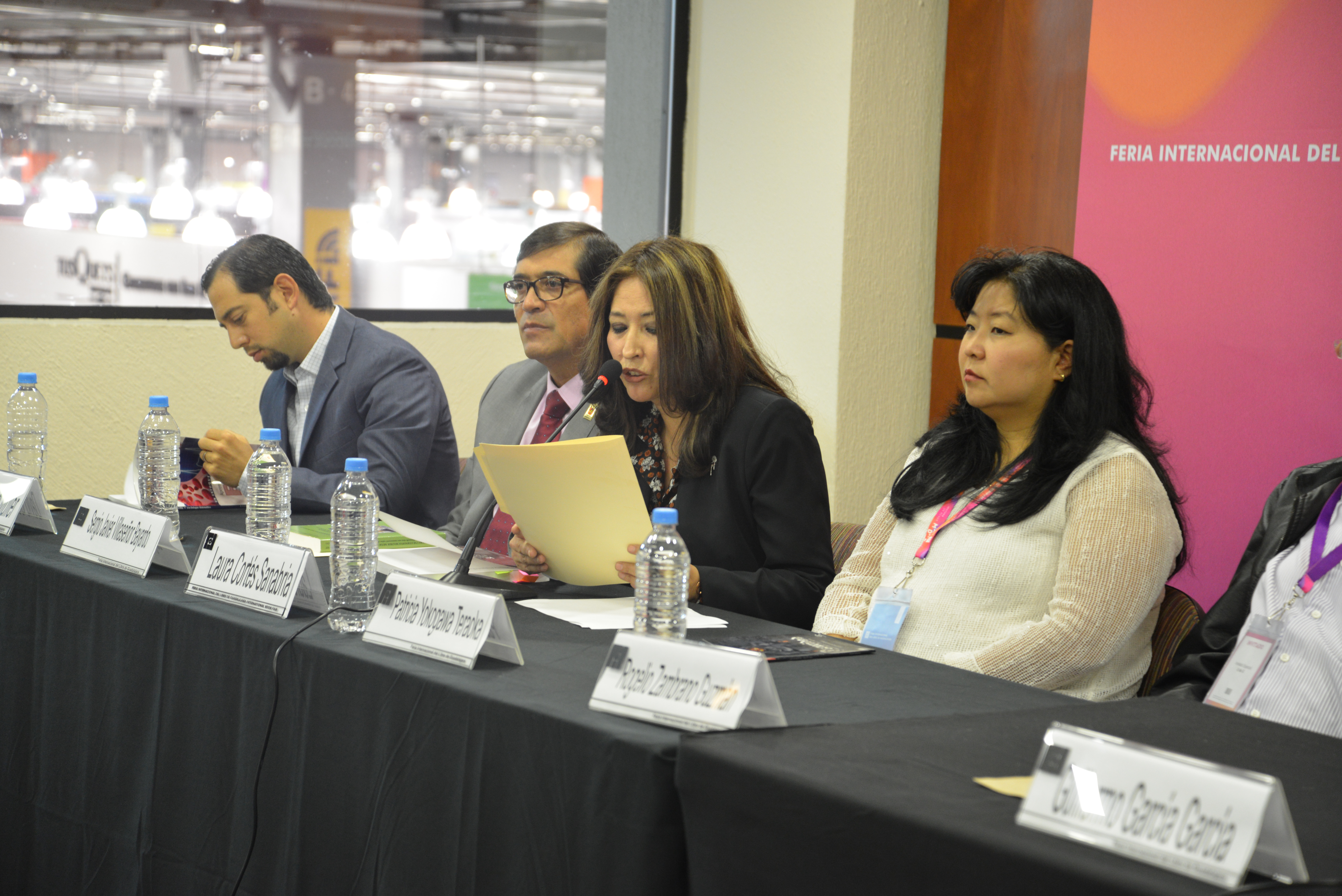 Al micrófono la la Dra. Lourdes Cortés Sarabia presentando el libro Chronic Kidney Disease in Disadvantaged Populations del Dr. Guillermo García García