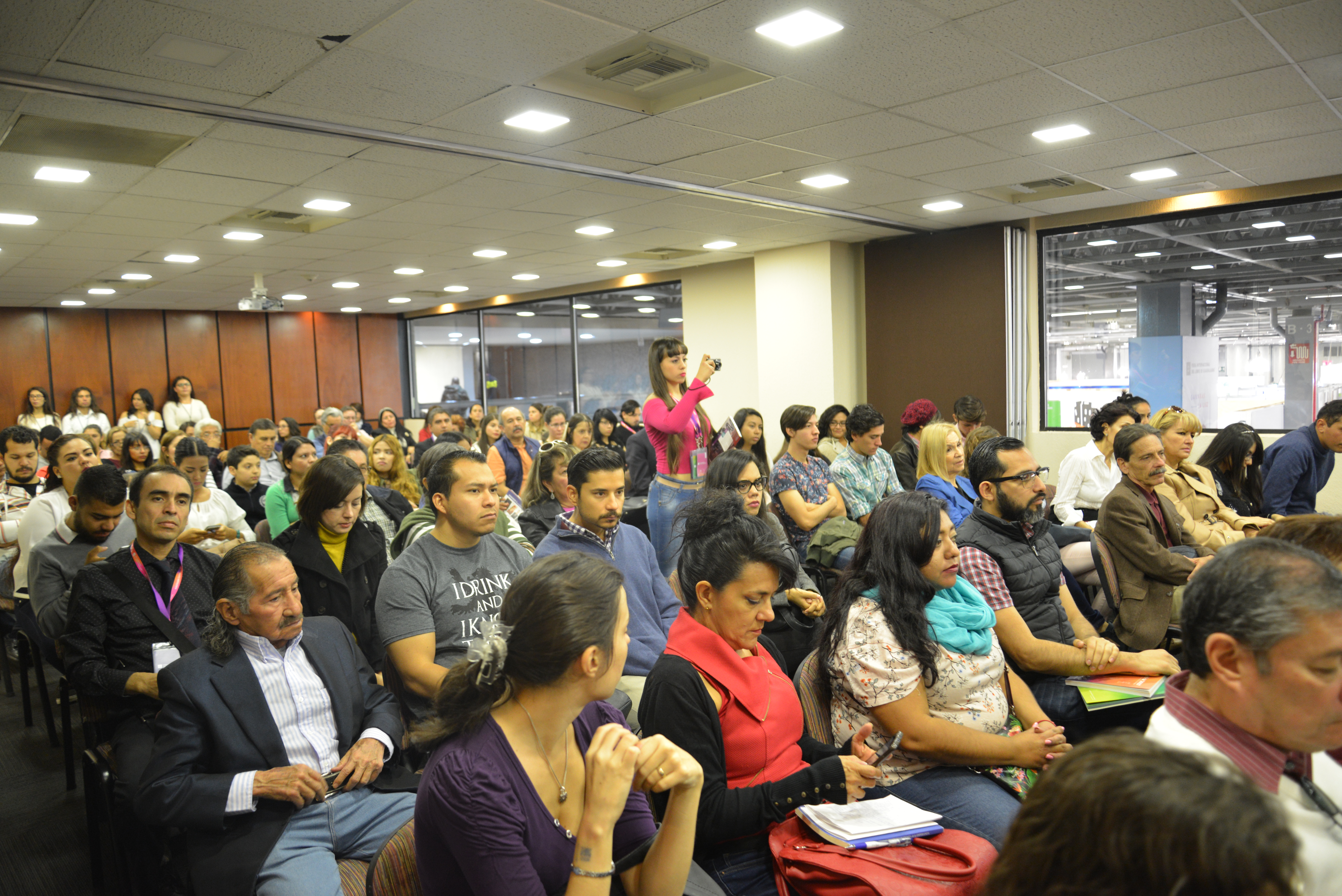 Público asistente a la presentación de Novedades Editoriales CUCS. El salón luce lleno.