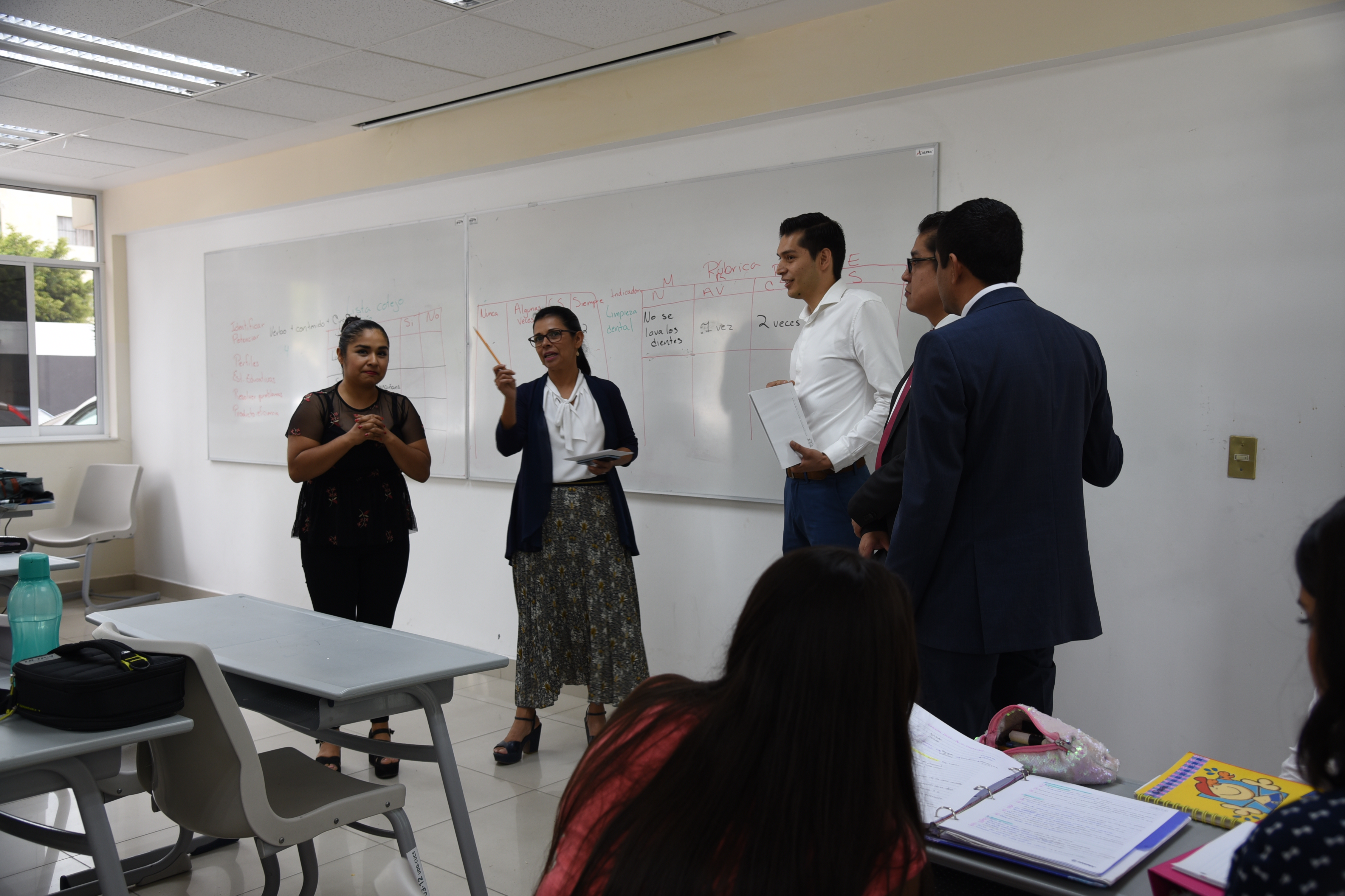 Comitiva al frente de un aula de clases