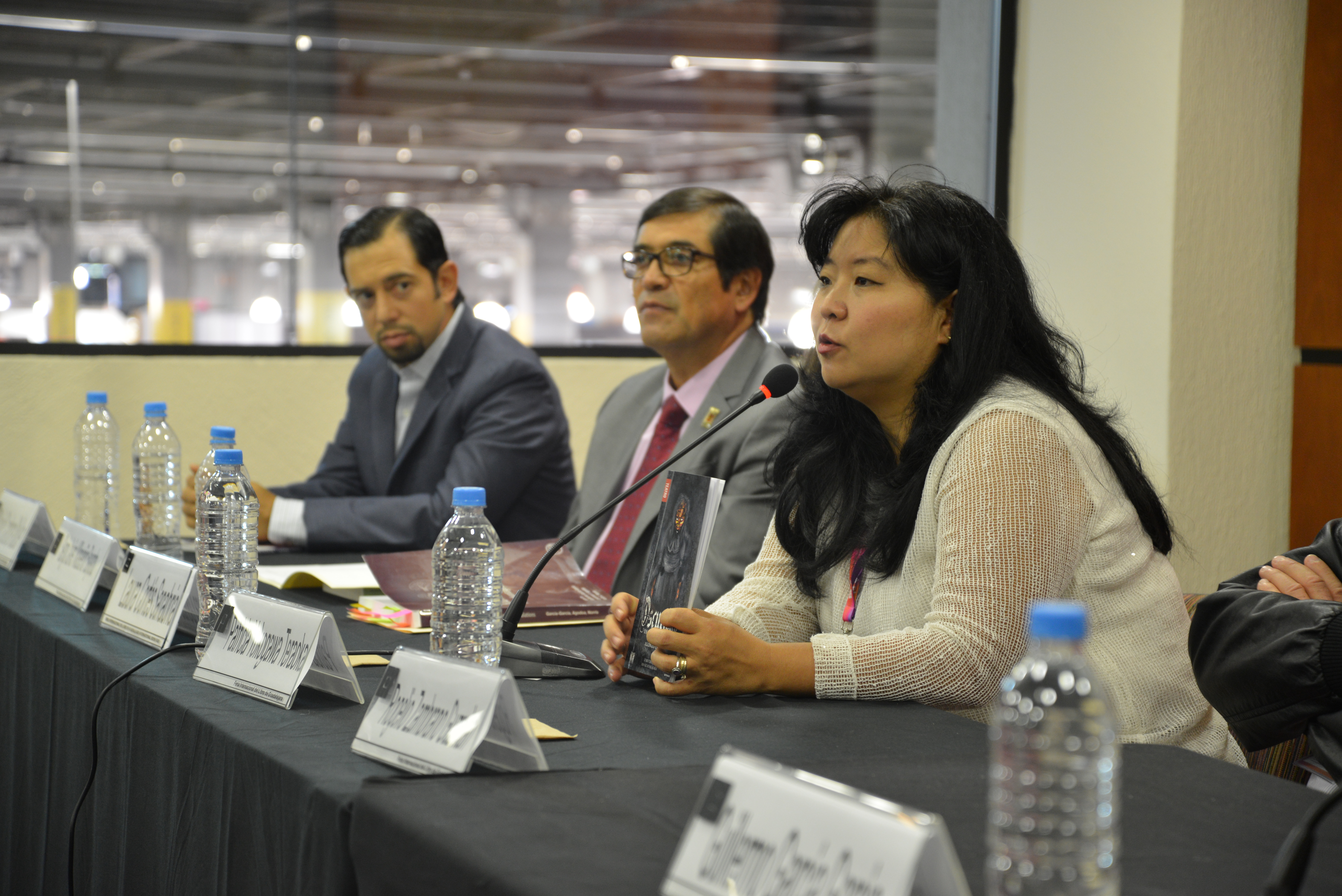 Al micrófono la coordinadora de Extensión del CUCS, Lic. Patricia Yokogawa Teraoka presentando el libro Oscuridad; no cierres los ojos del joven estudiante y actor de teatro, Alonzo López. 