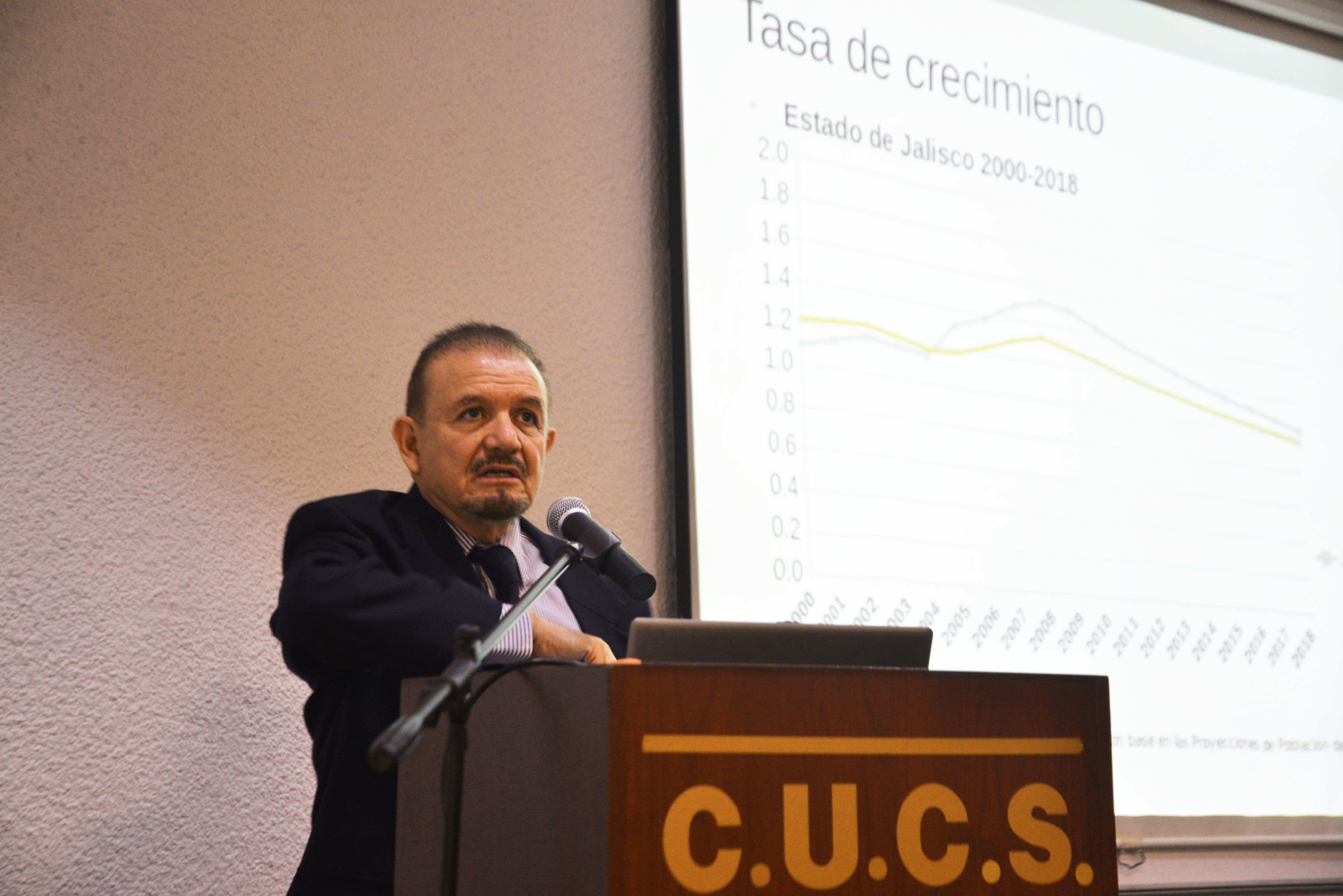 Dr. José Luis Vázquez Castellanos dictando conferencia