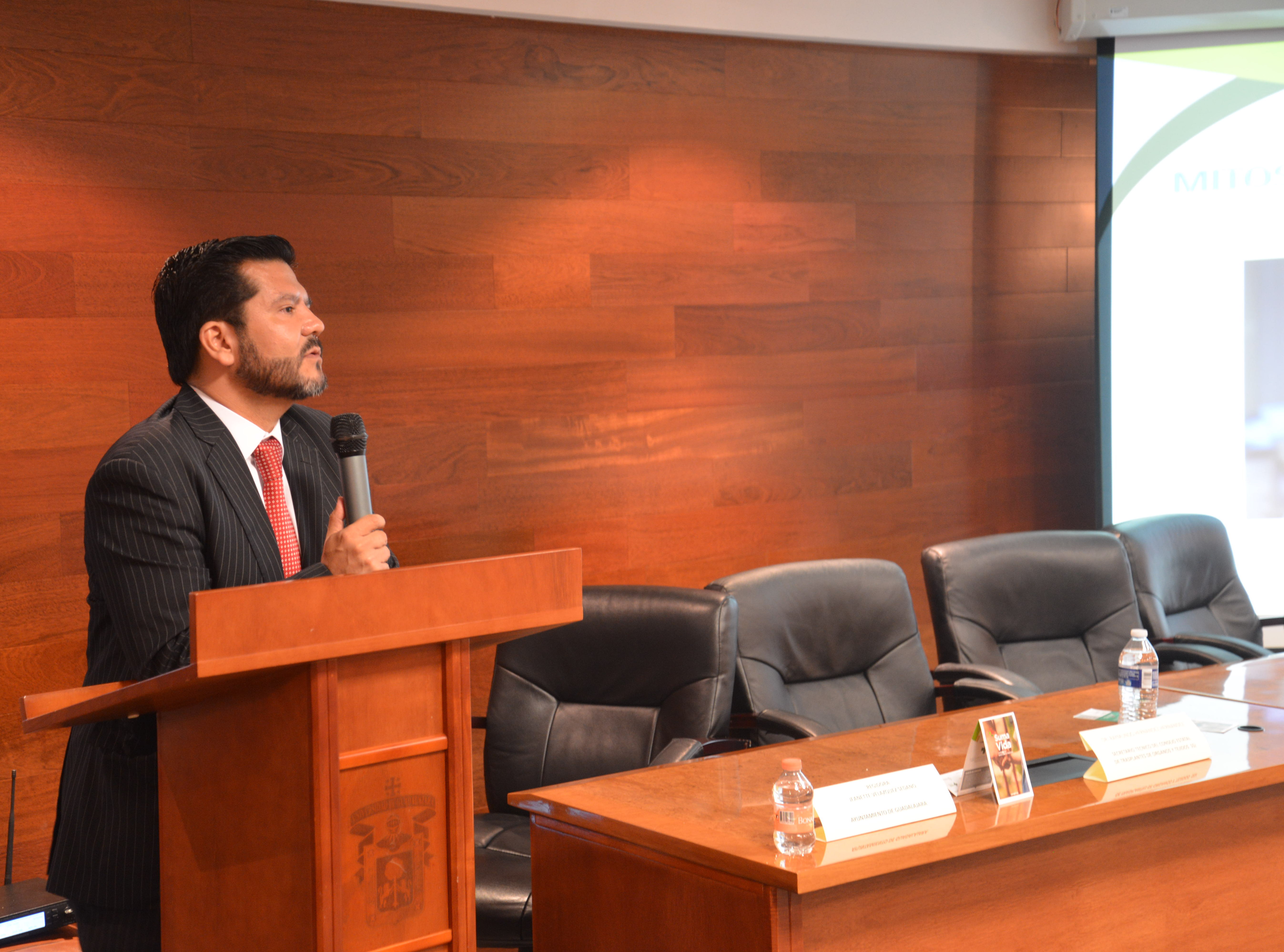 Secretario Técnico del CETOT impartiendo conferencia en CUCS