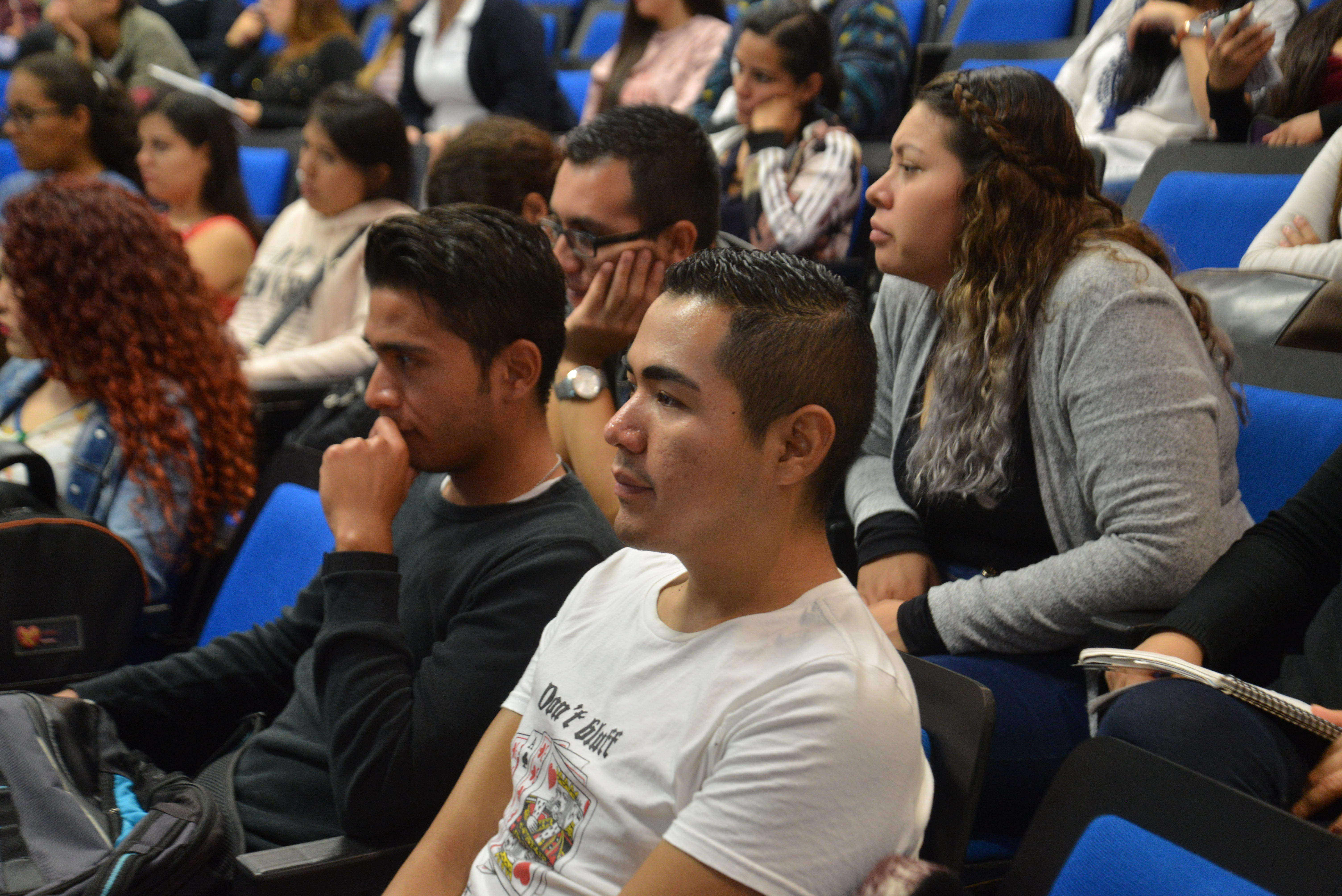 Alumnos asistentes a las conferencias