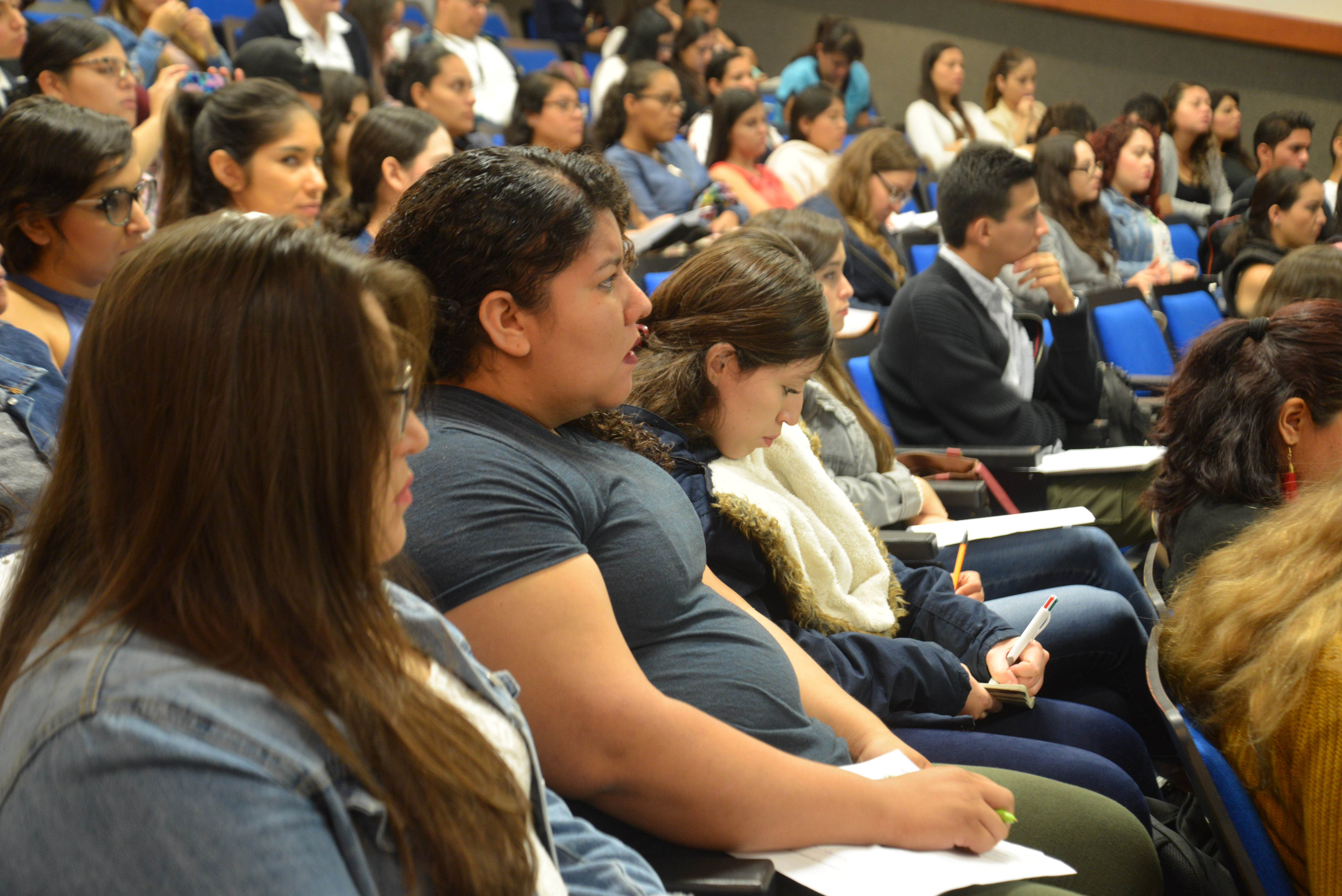 Alumnos asistentes a las conferencias