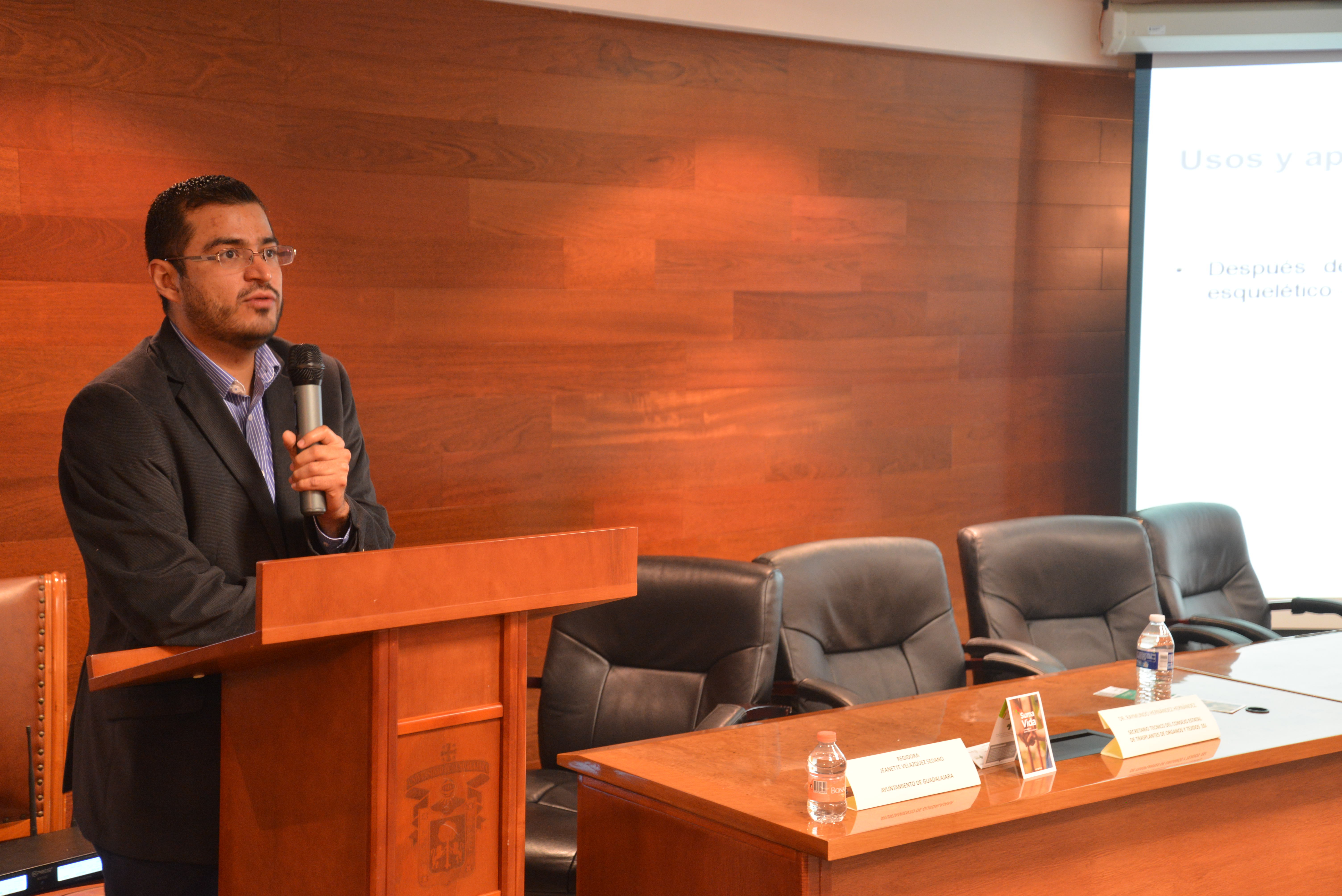 Dr. René Cantú impartiendo conferencia en CUCS