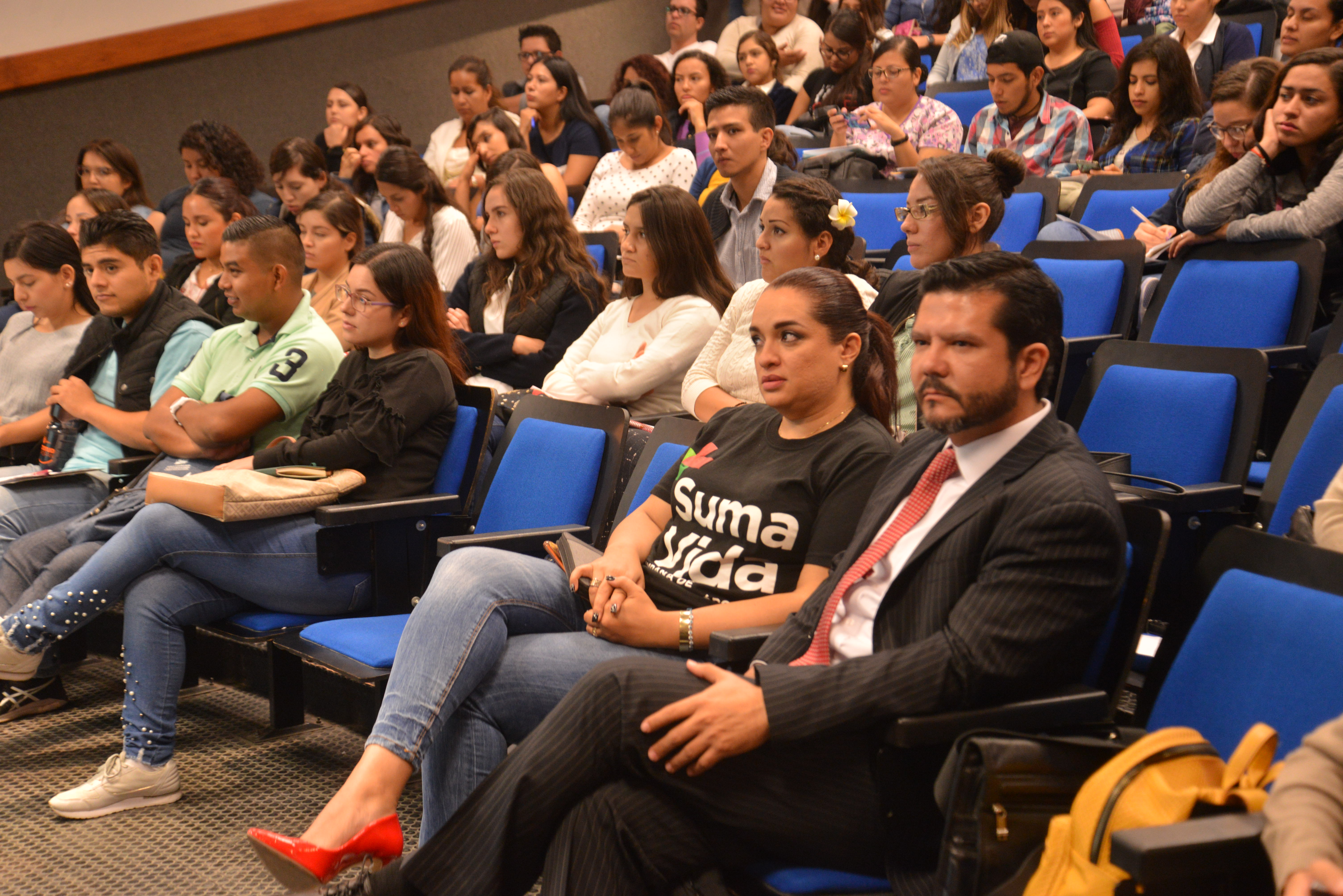 Ponentes escuchando conferencia