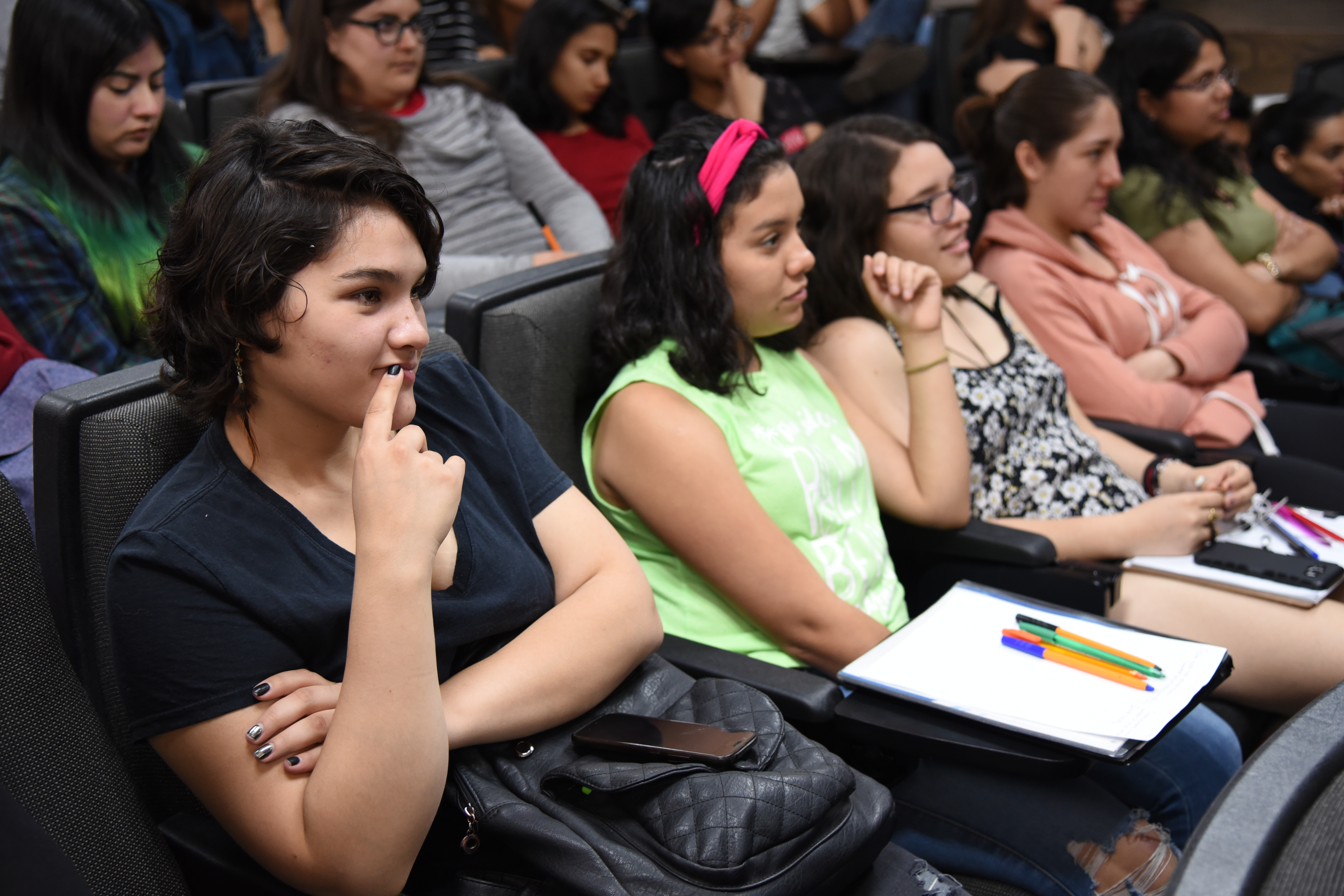 Alumnas atentas a la conferencia