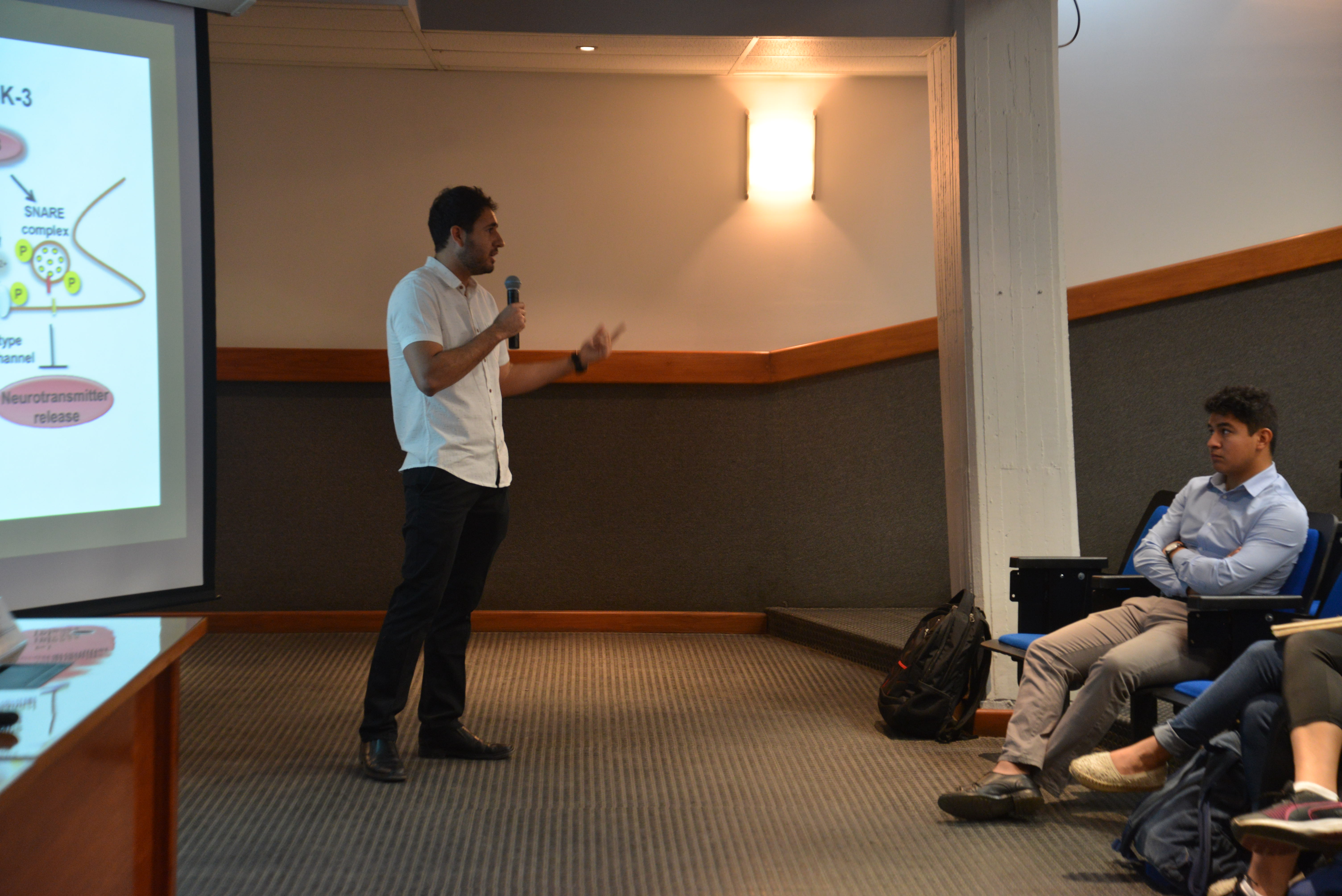 Egresado Ciencias Biomédicas impartiendo conferencia 2