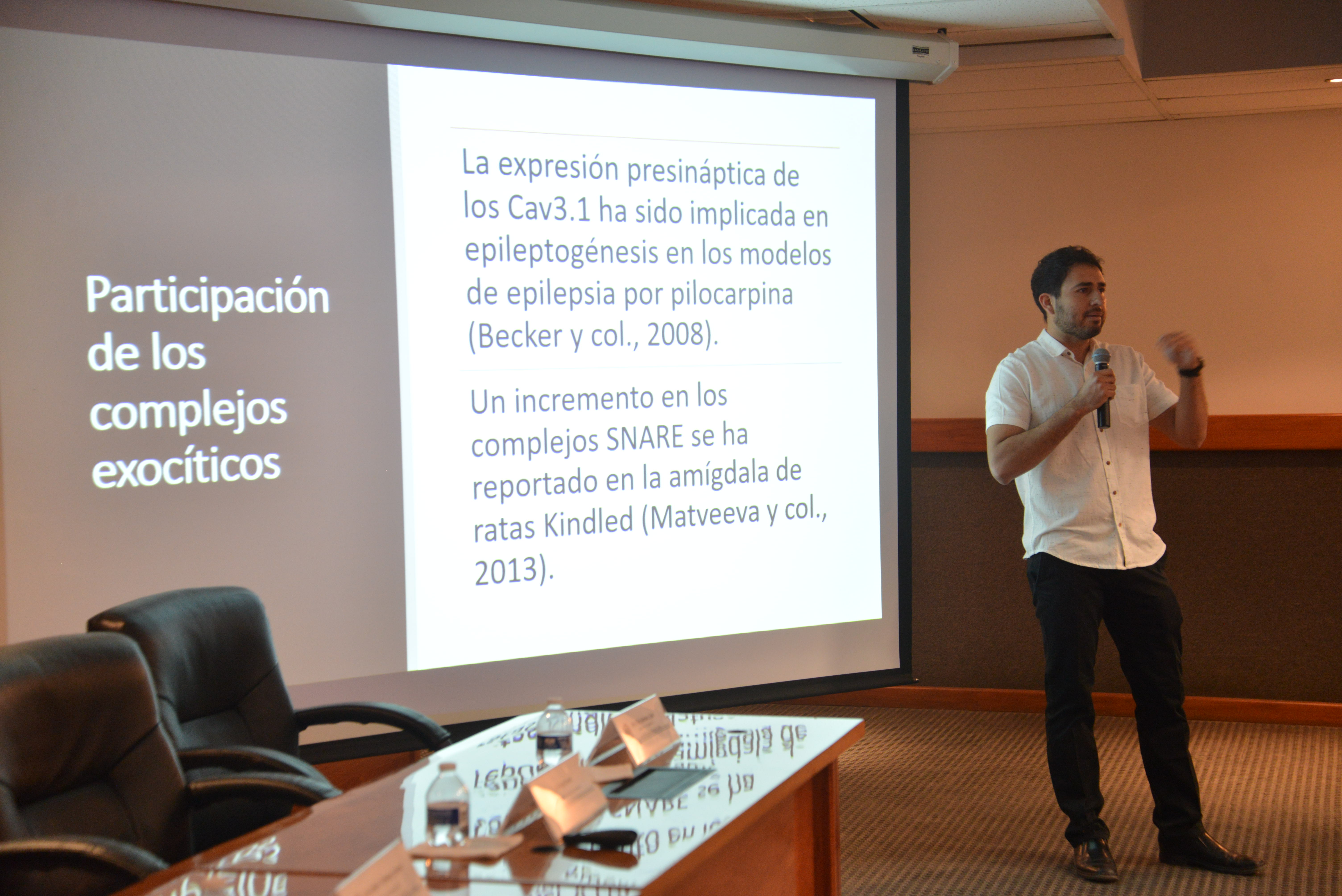 Egresado Doctorado Ciencias Biomédicas impartiendo conferencia