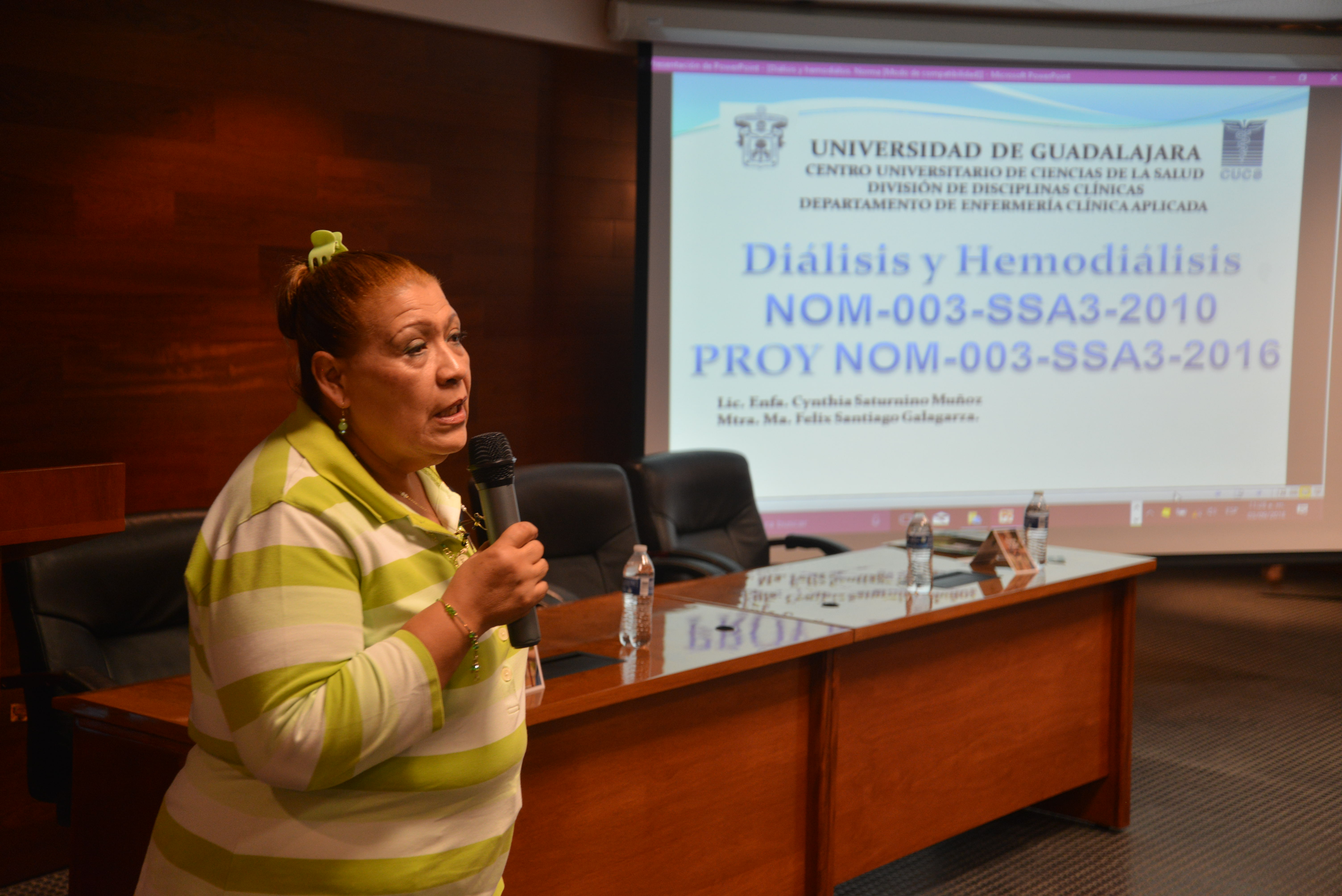 Mtra. Cinthia Saturnino Muñoz, impartiendo conferencia en CUCS