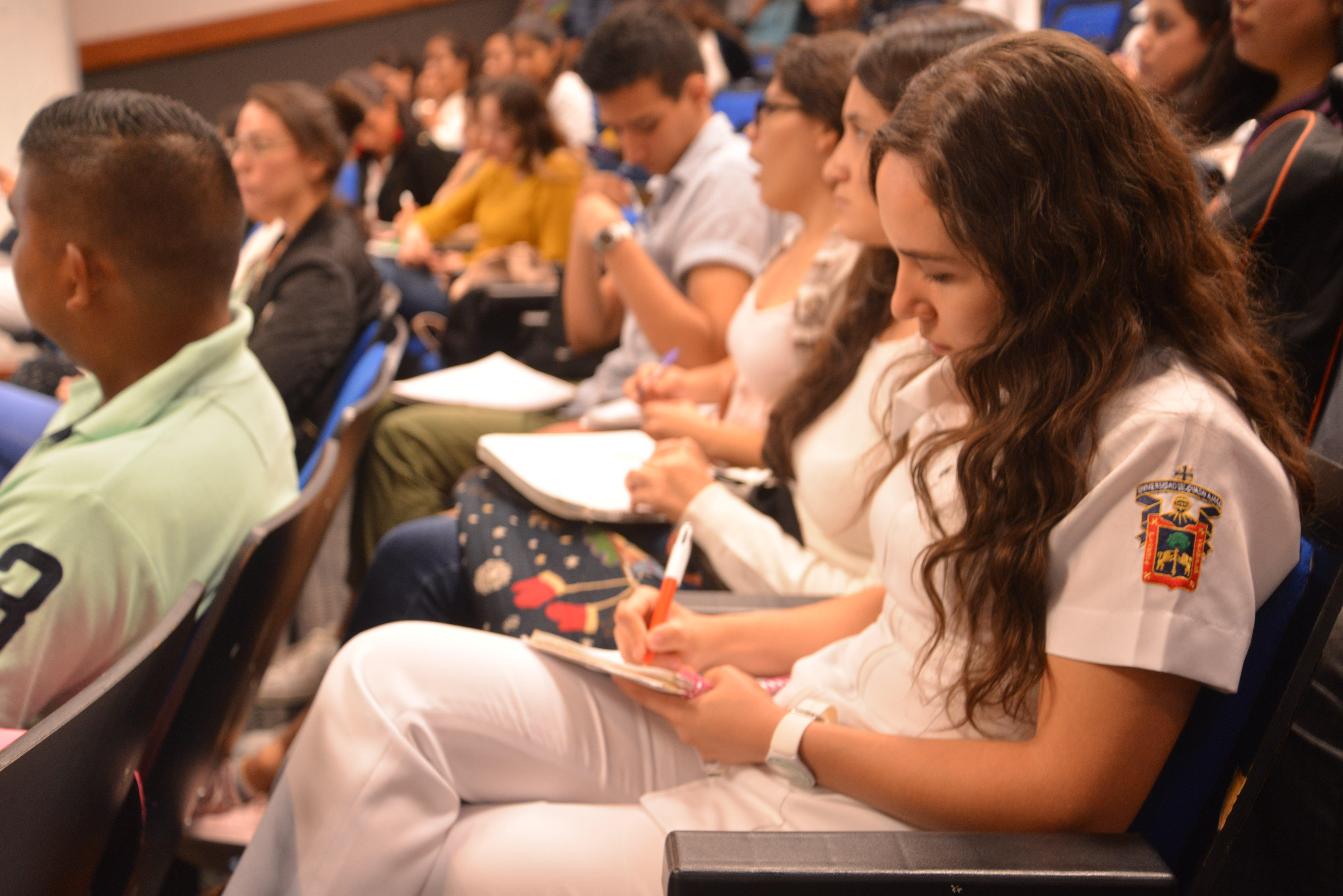 Alumnos asistentes a las conferencias