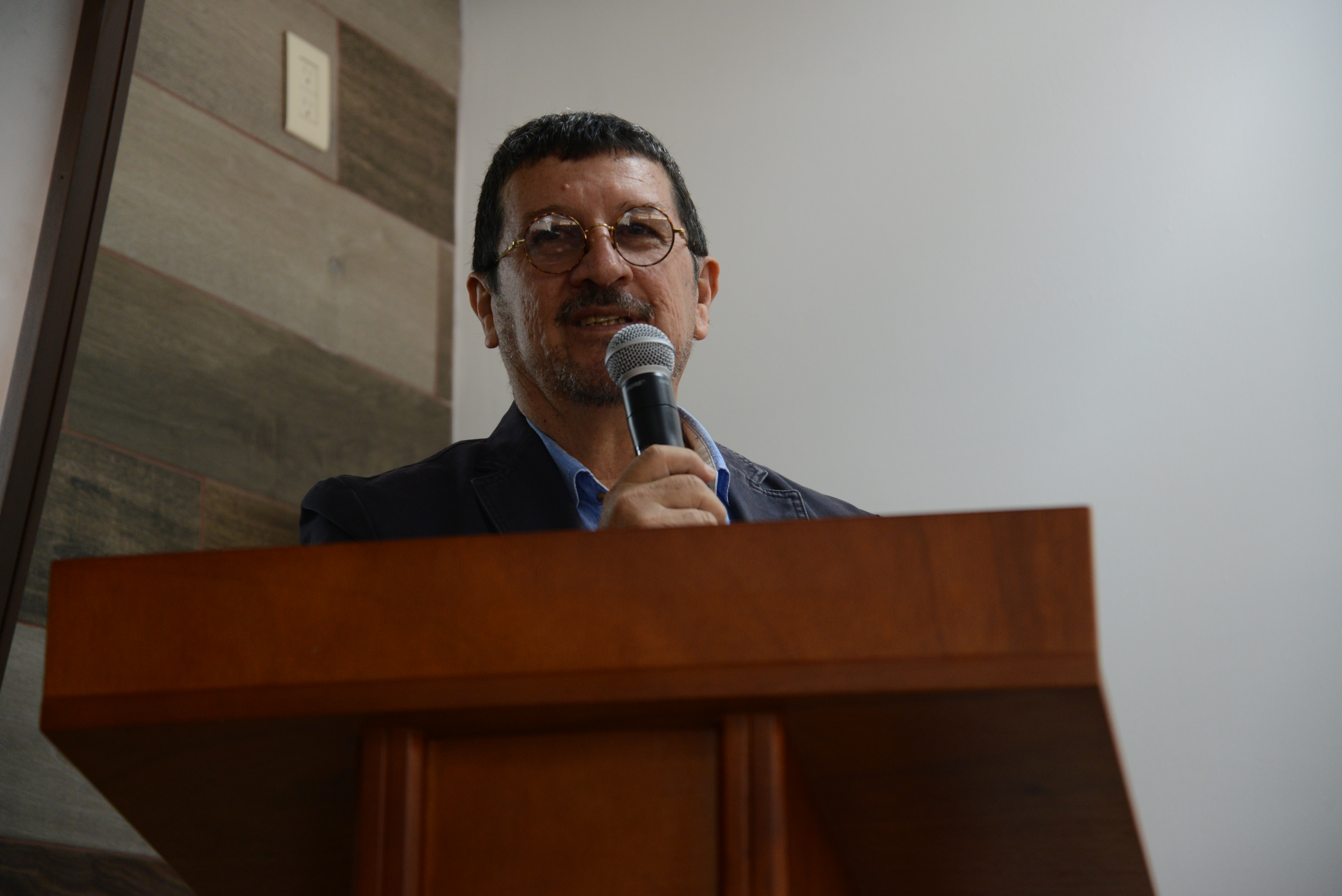 Dr. Rubén Soltero Avelar haciendo uso del micrófono