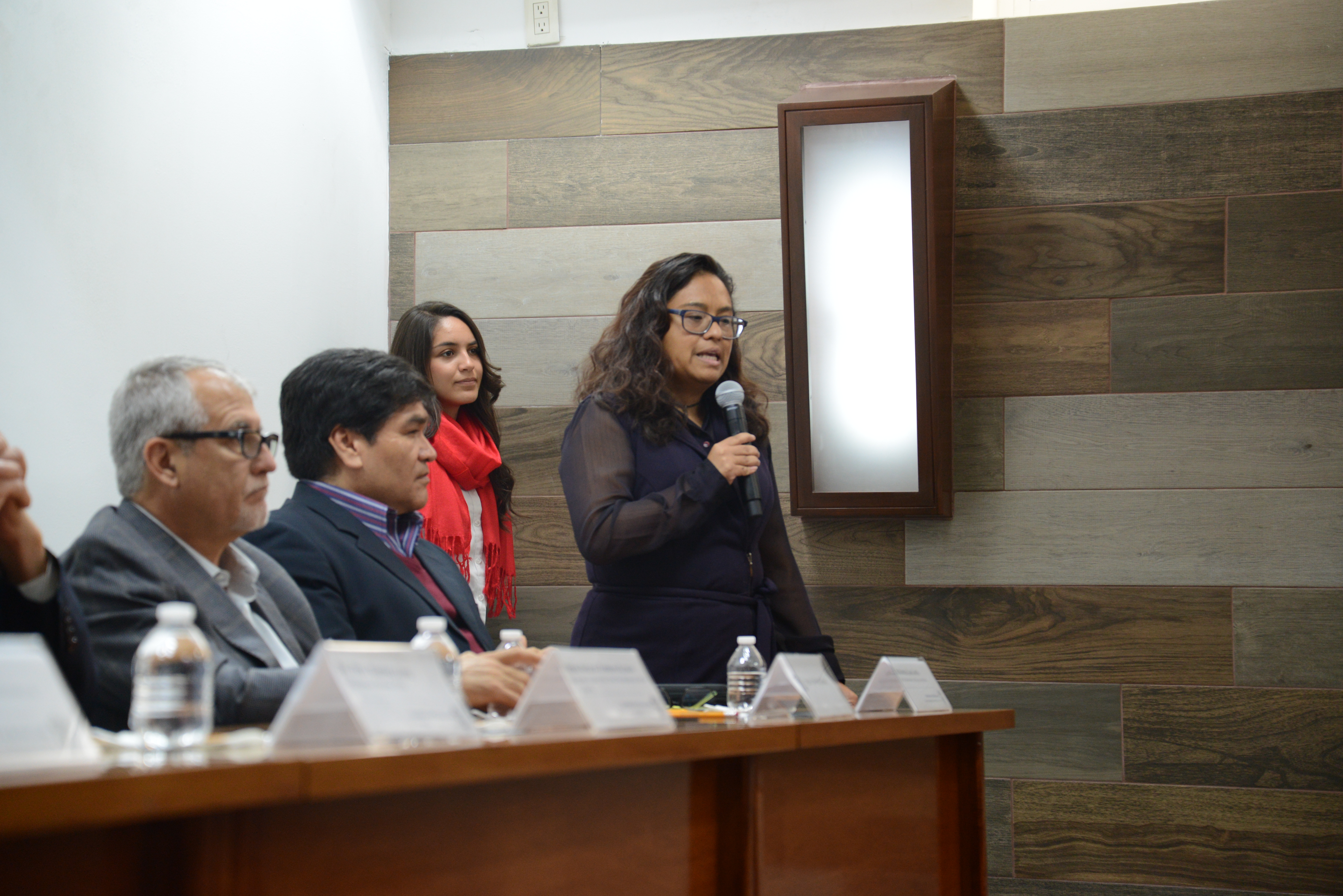 Dra. Gabriela Luna Lara ofreciendo mensaje a sus colegas