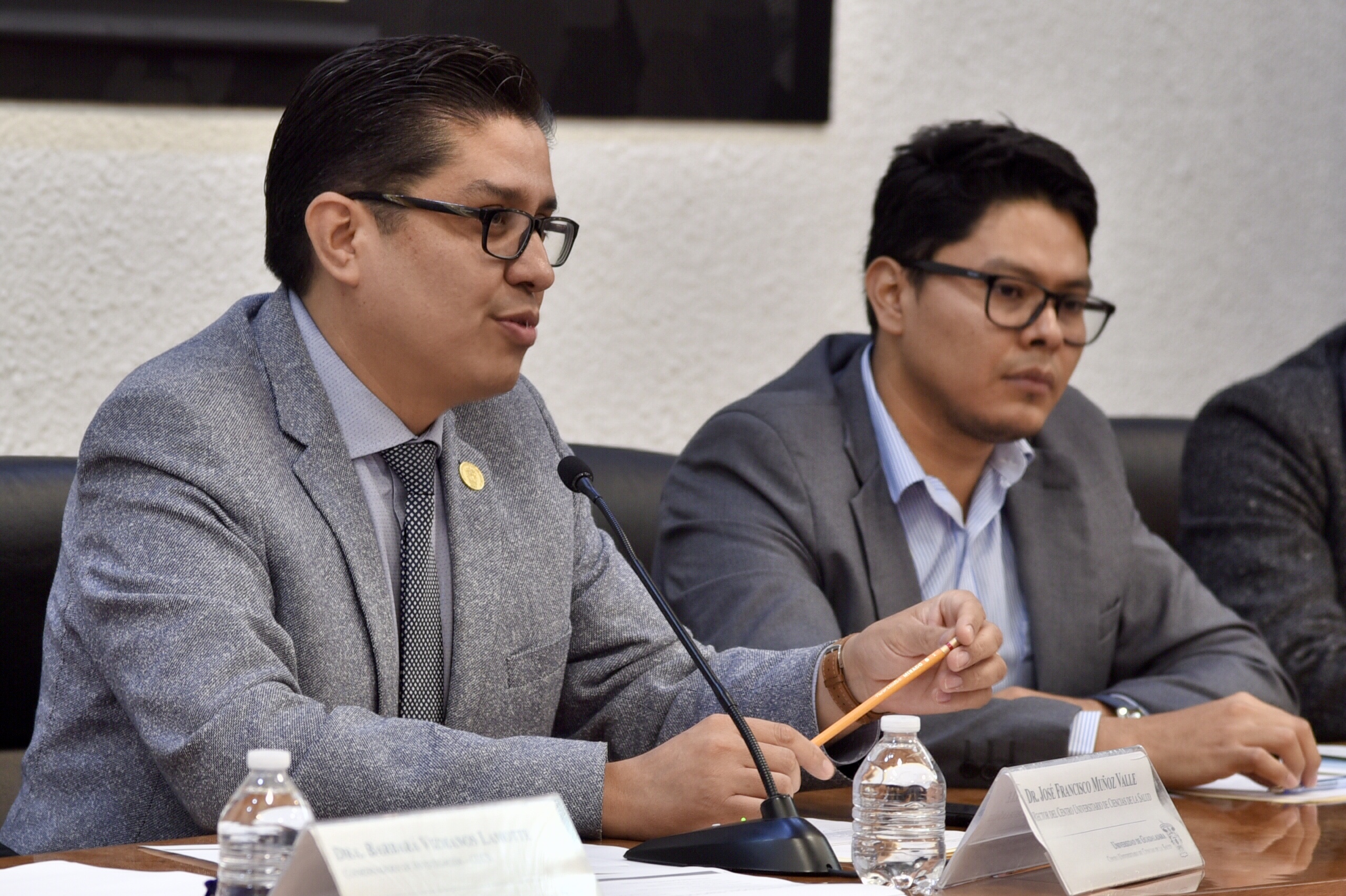 Rector CUCS dando bienvenida a estudiantes desde el presídium