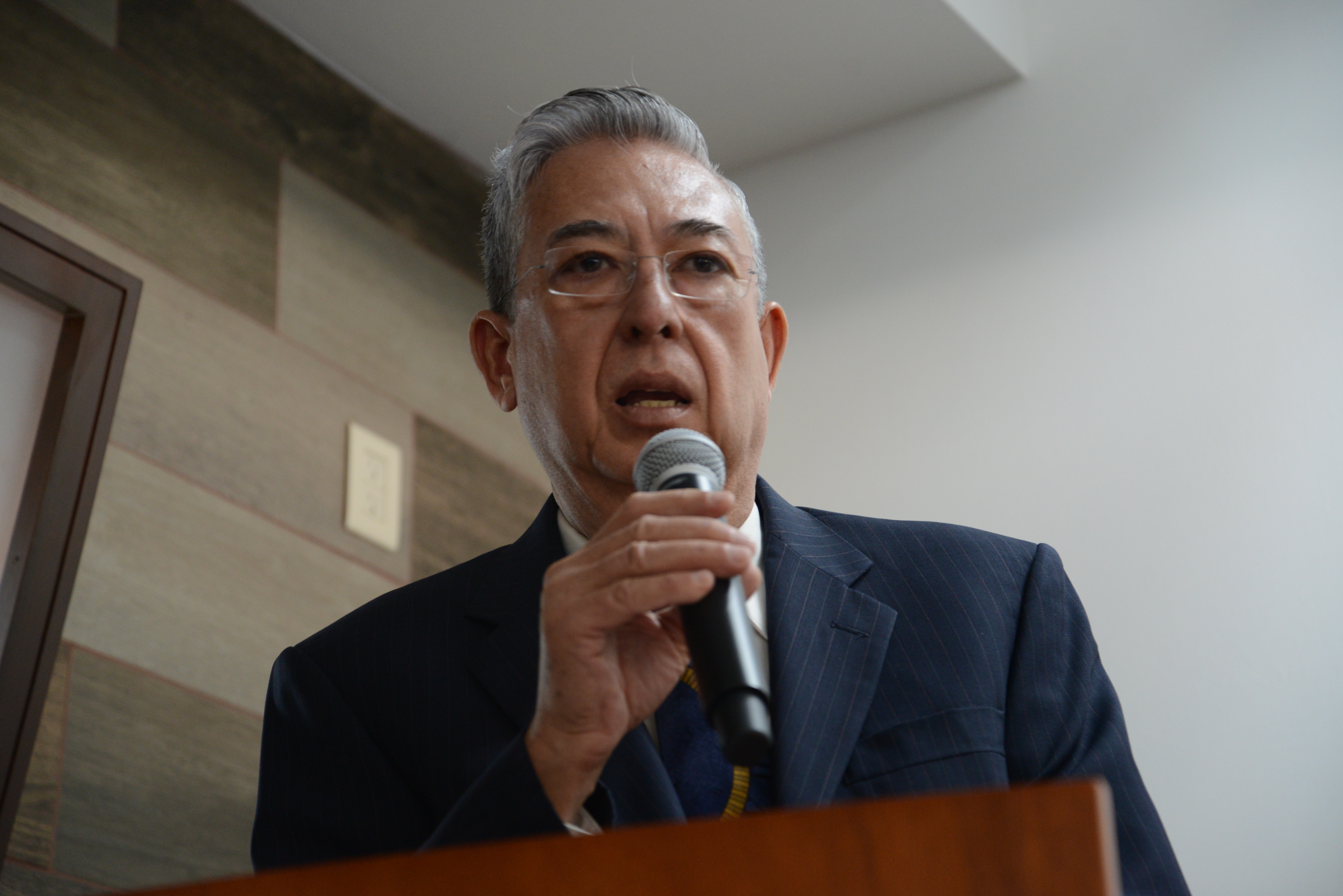 Dr. Rogelio Zambrano ofreciendo discurso de bienvenida y declaratoria inaugural