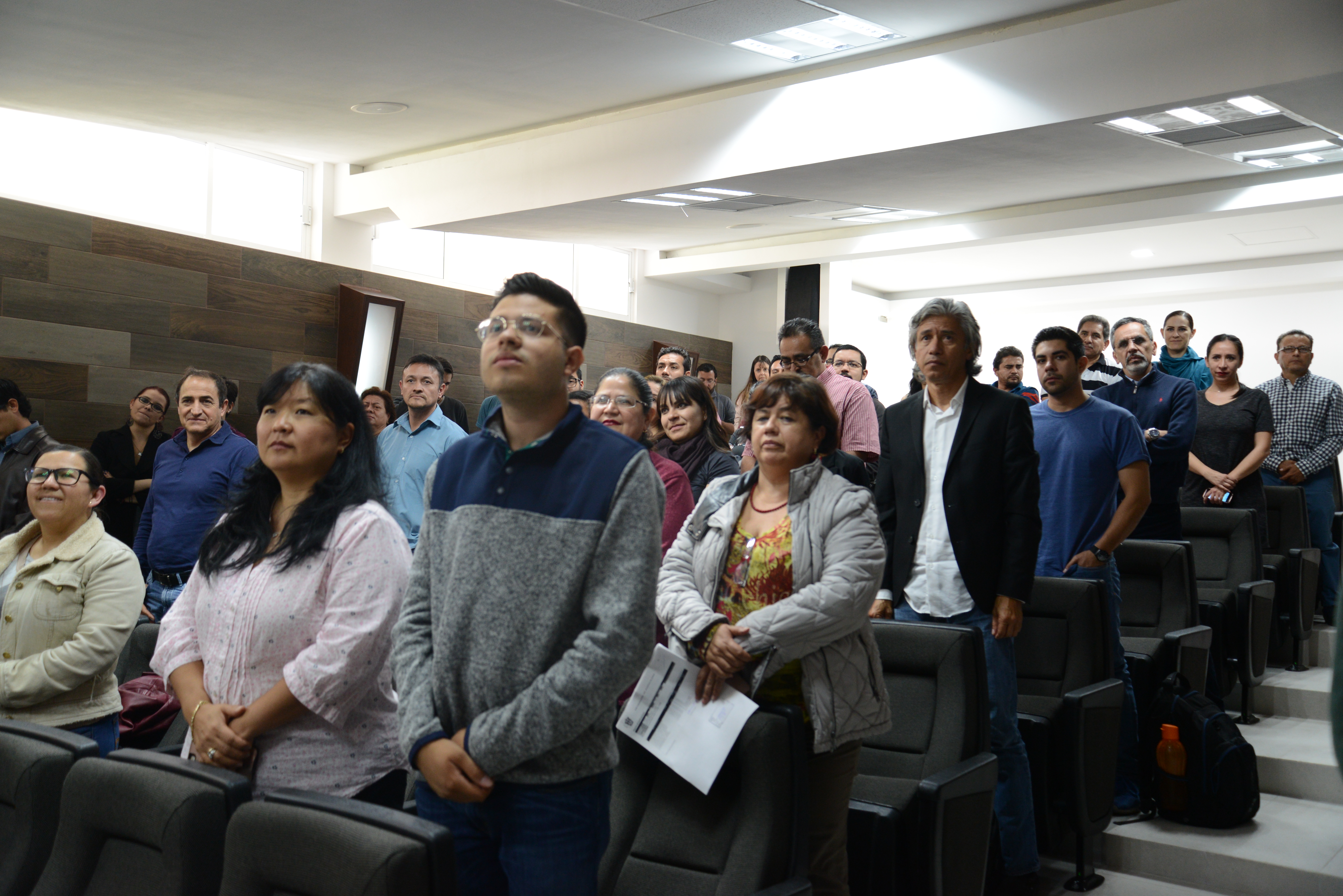 Asistentes al evento durante el acto inaugural