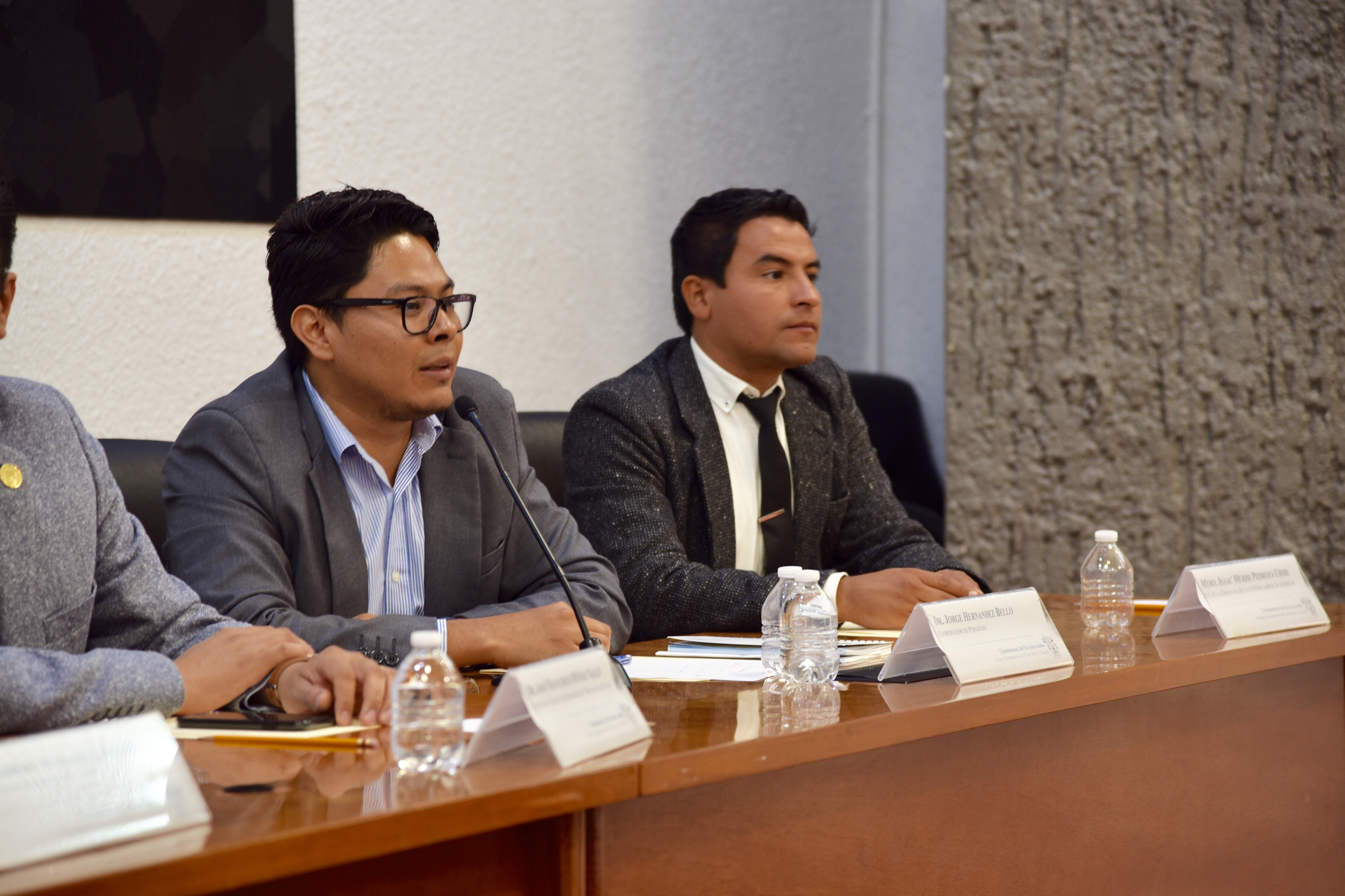 Dr. Jorge Hernández ofreciendo mensaje desde el pódium