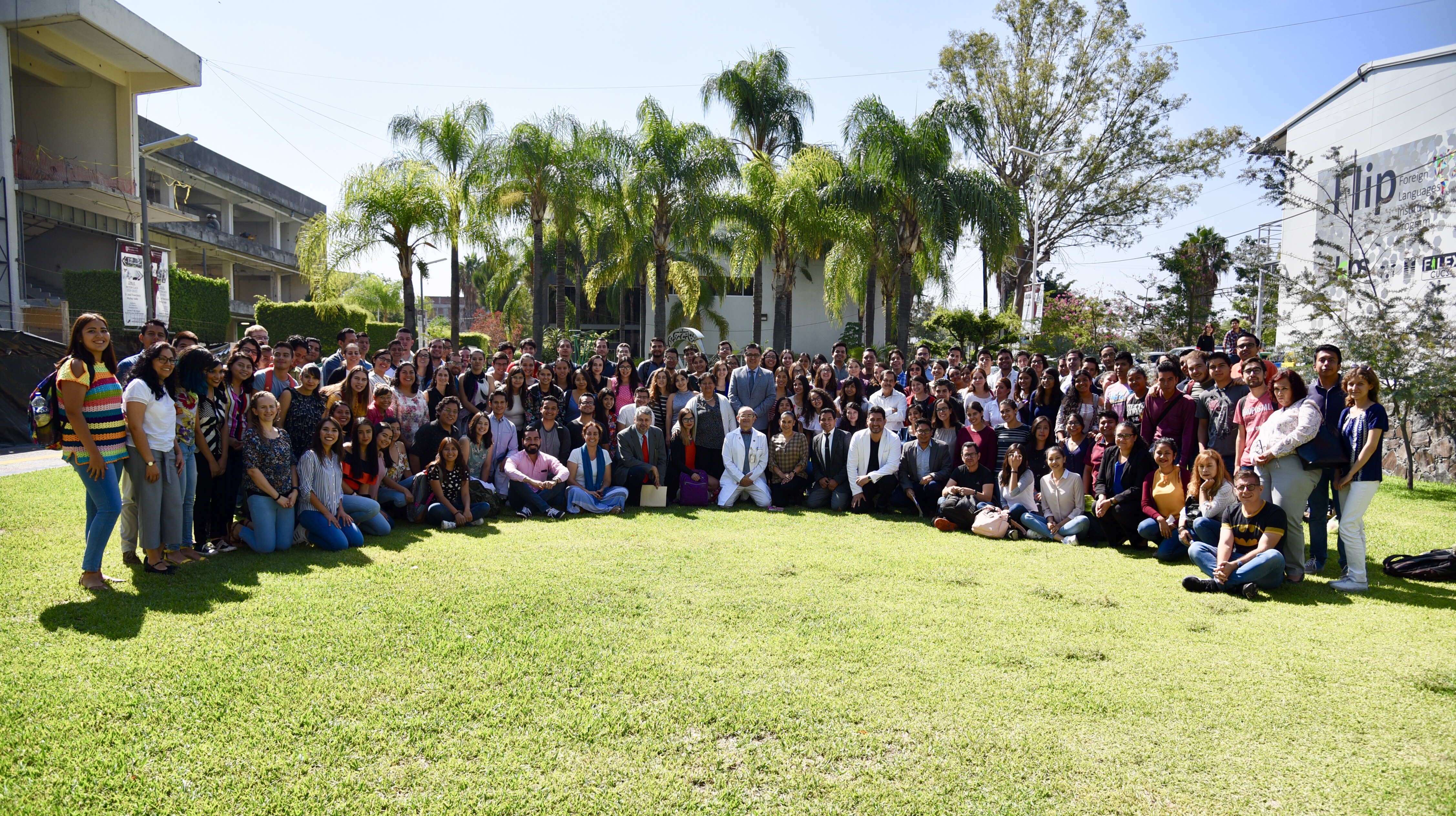 fotografía grupal de los 166 estudiantes en verano de investigación con el rector y demás autoridades del CUCS