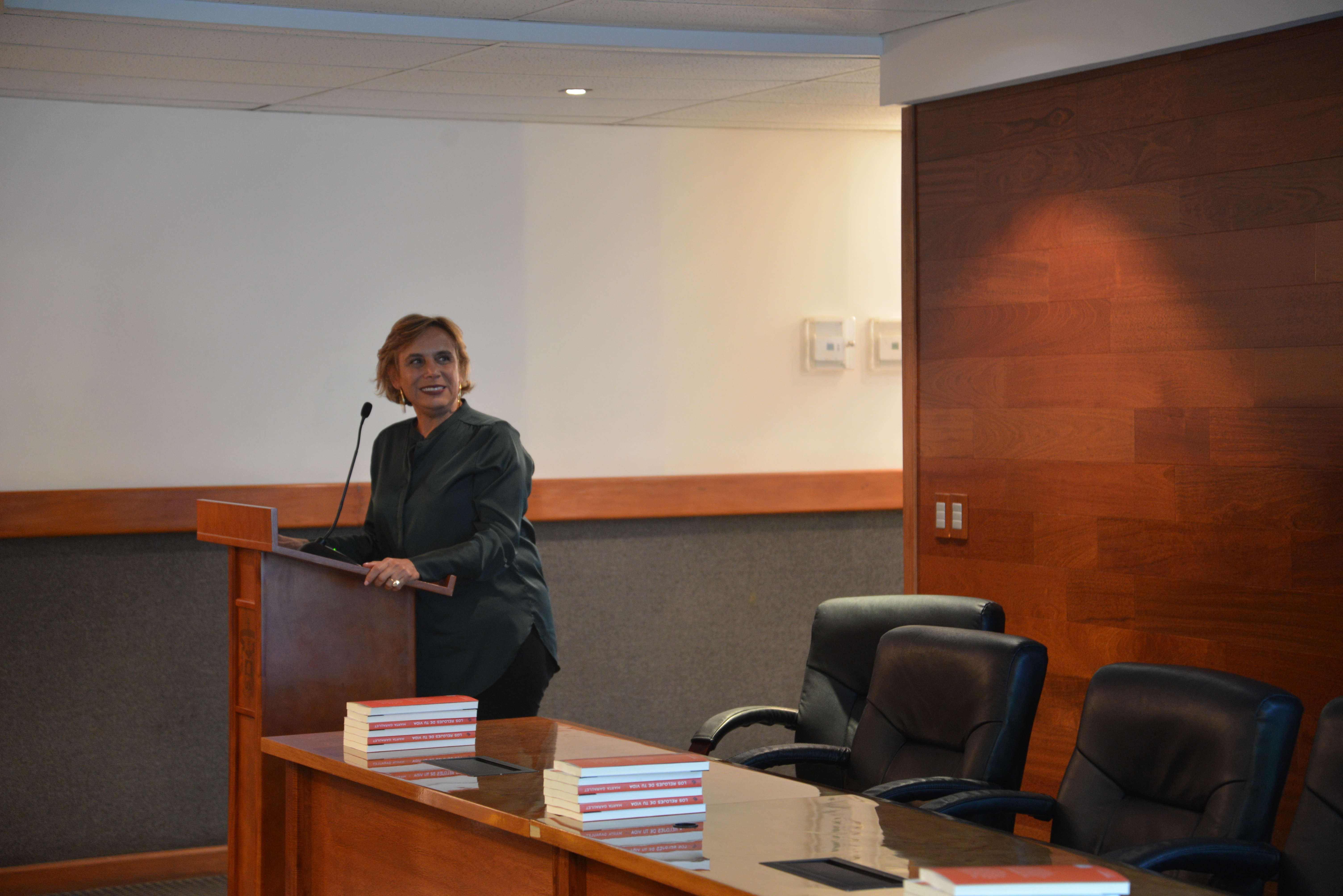 Dra. Marta Garaulet dictando su conferencia desde el pódium, otro ángulo