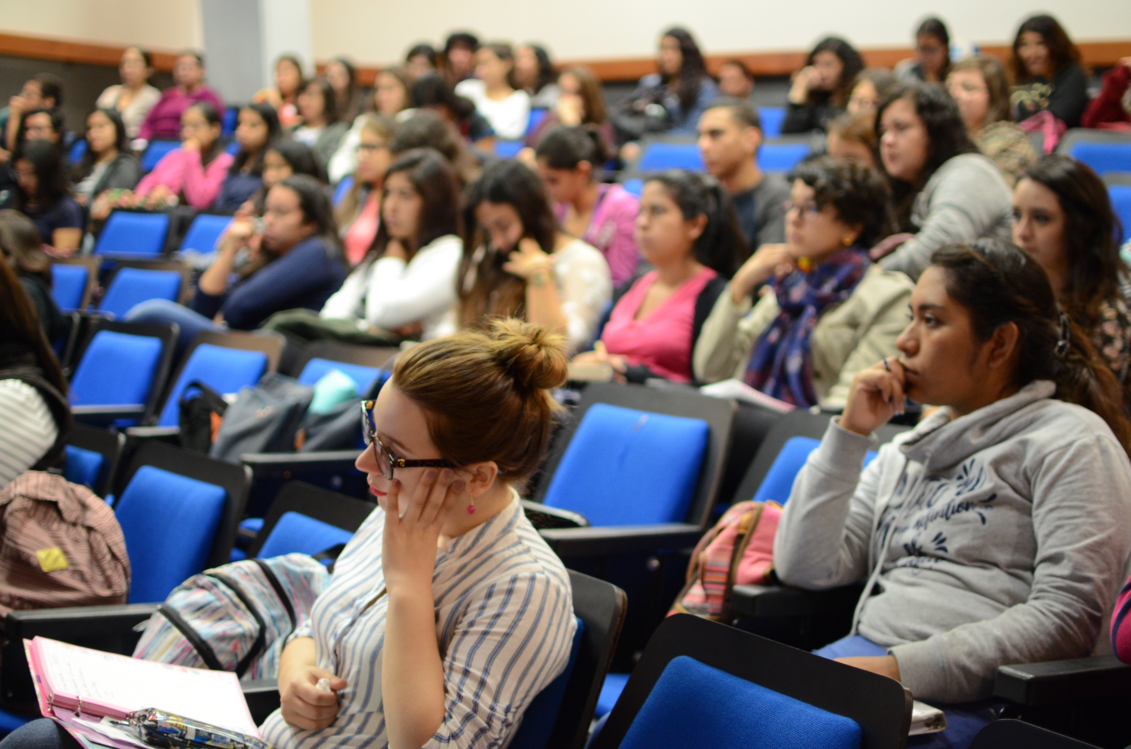 Estudiantes interesados en la conferencia sobre inclusión